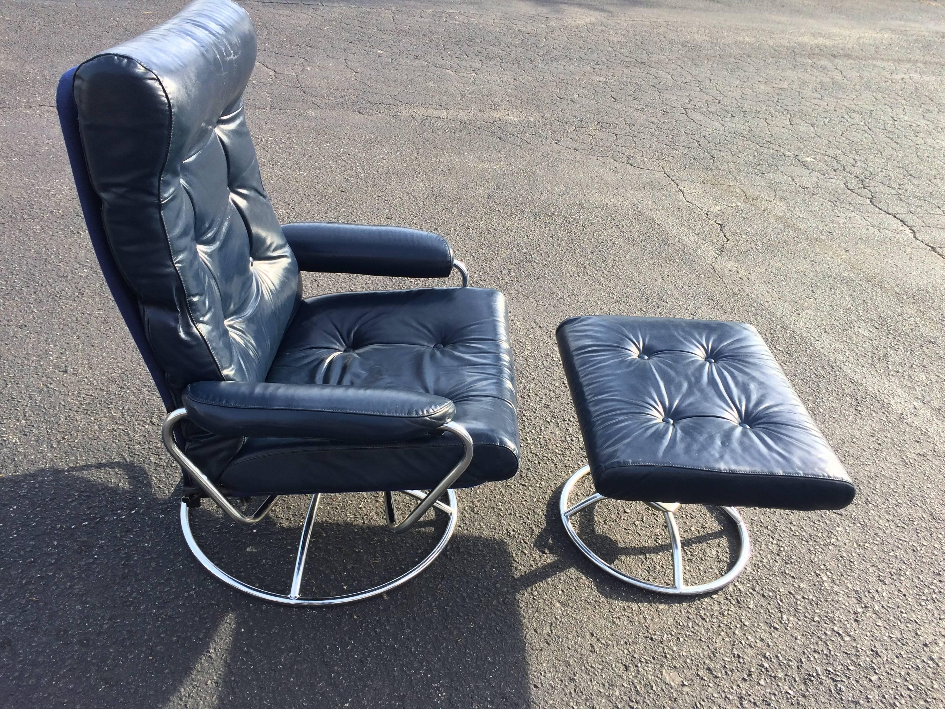 Leather Plycraft  Recliner Lounge Chair and Ottoman in Blue In Good Condition In Redding, CT