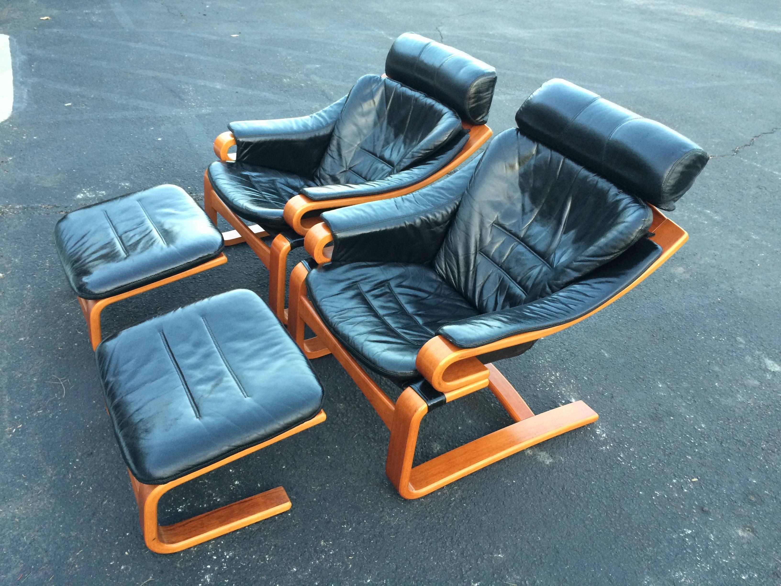 Pair of Danish Modern Leather Lounge Chairs with Ottomans In Excellent Condition In Redding, CT