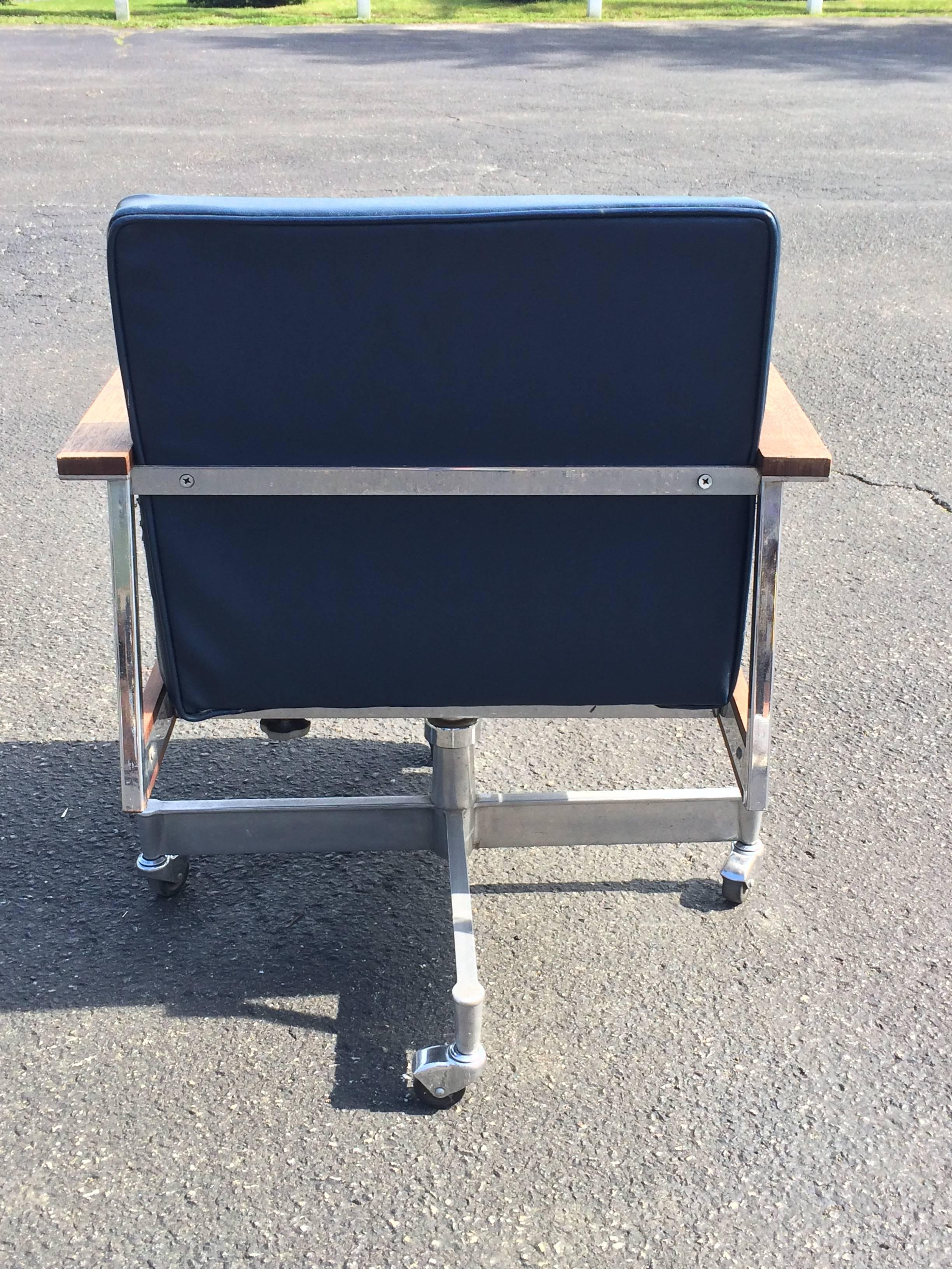 ON SALE- Mid-Century Office Swivel Chair on Casters In Good Condition In Redding, CT