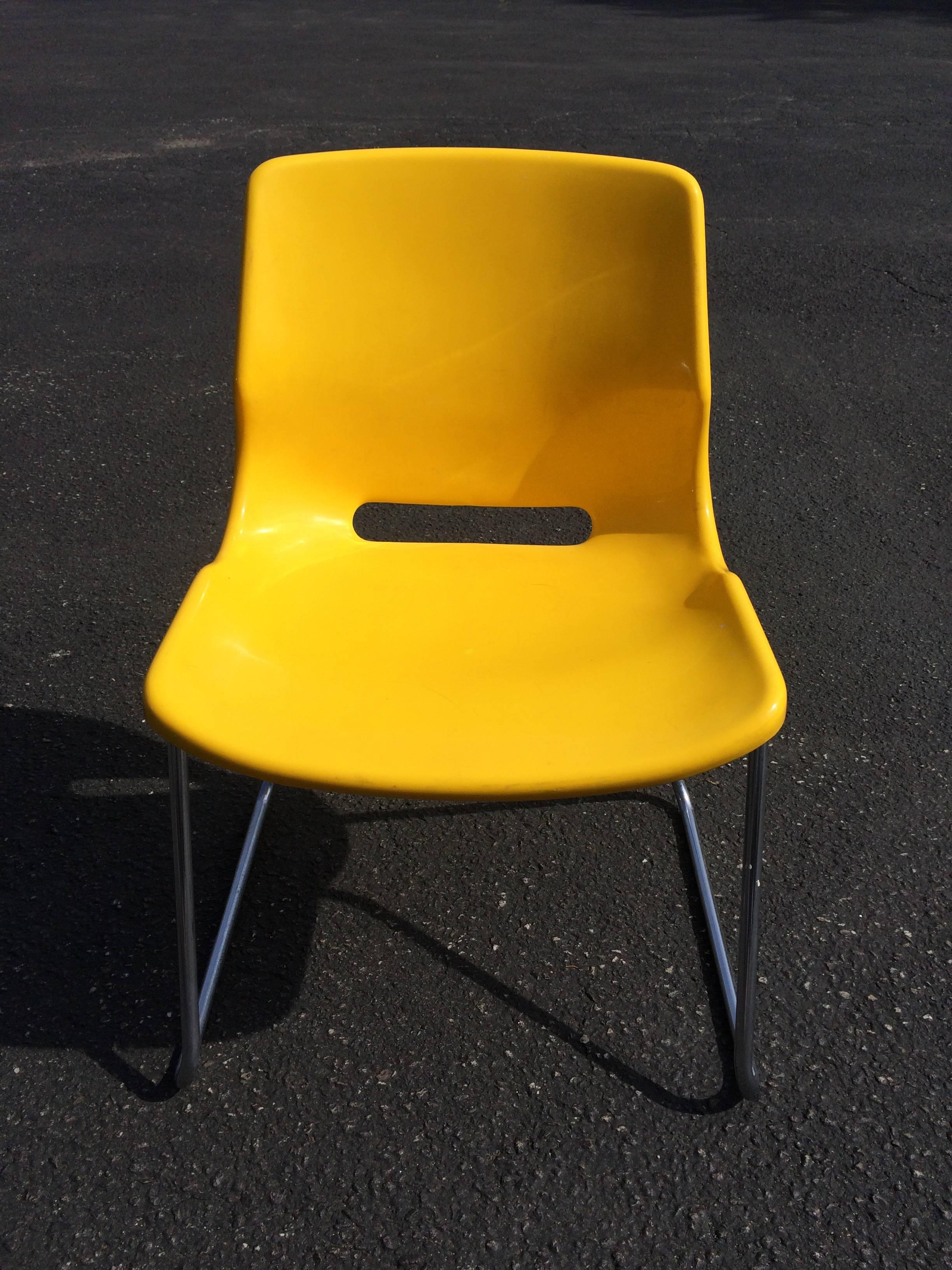 Chaise d'appoint jaune signée Overman. Chrome et jaune vif:: léger. Idéal pour une chambre d'enfant ou un bureau.