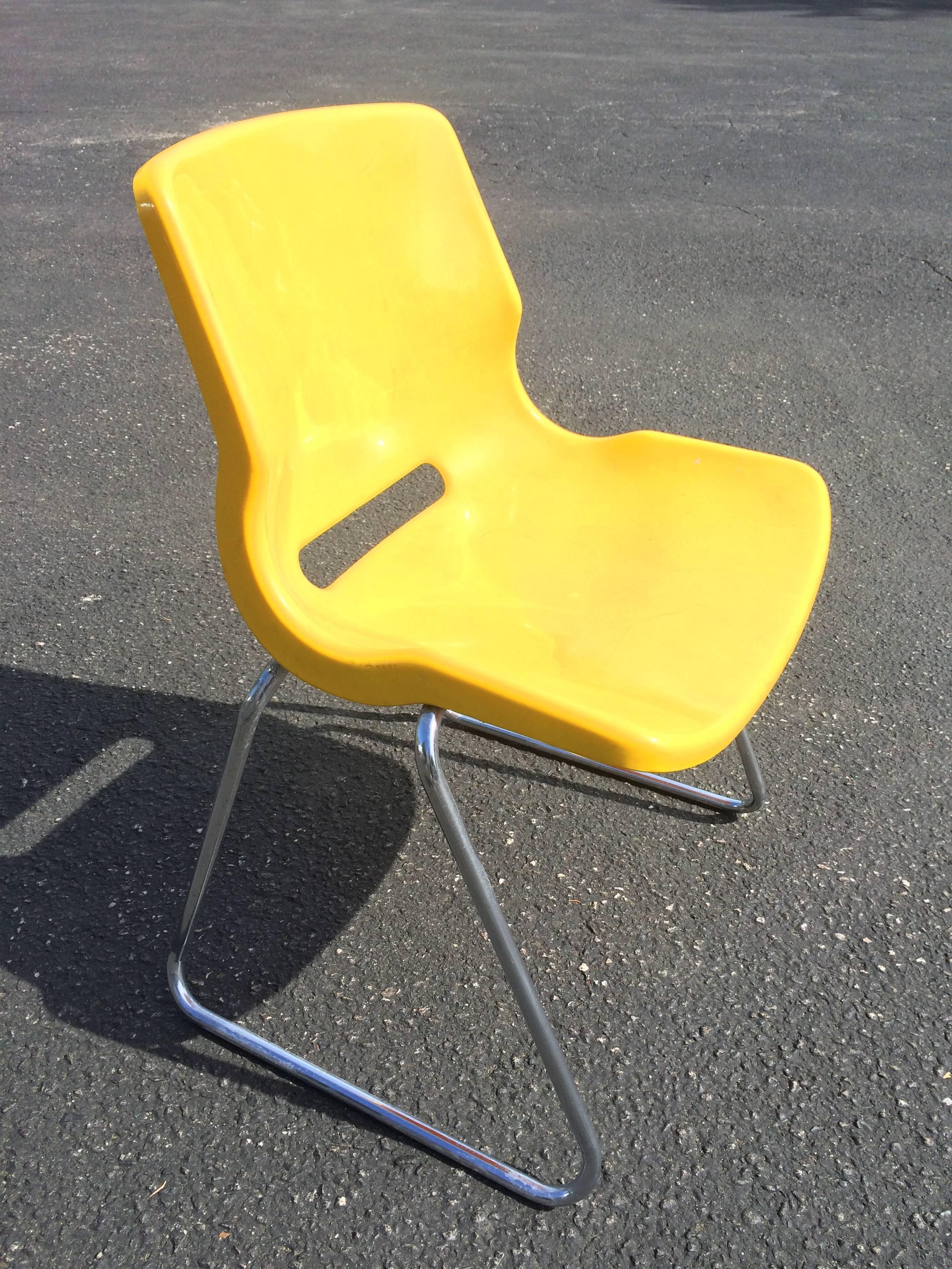 Mid-Century Modern Chaise d'appoint jaune signée Overman