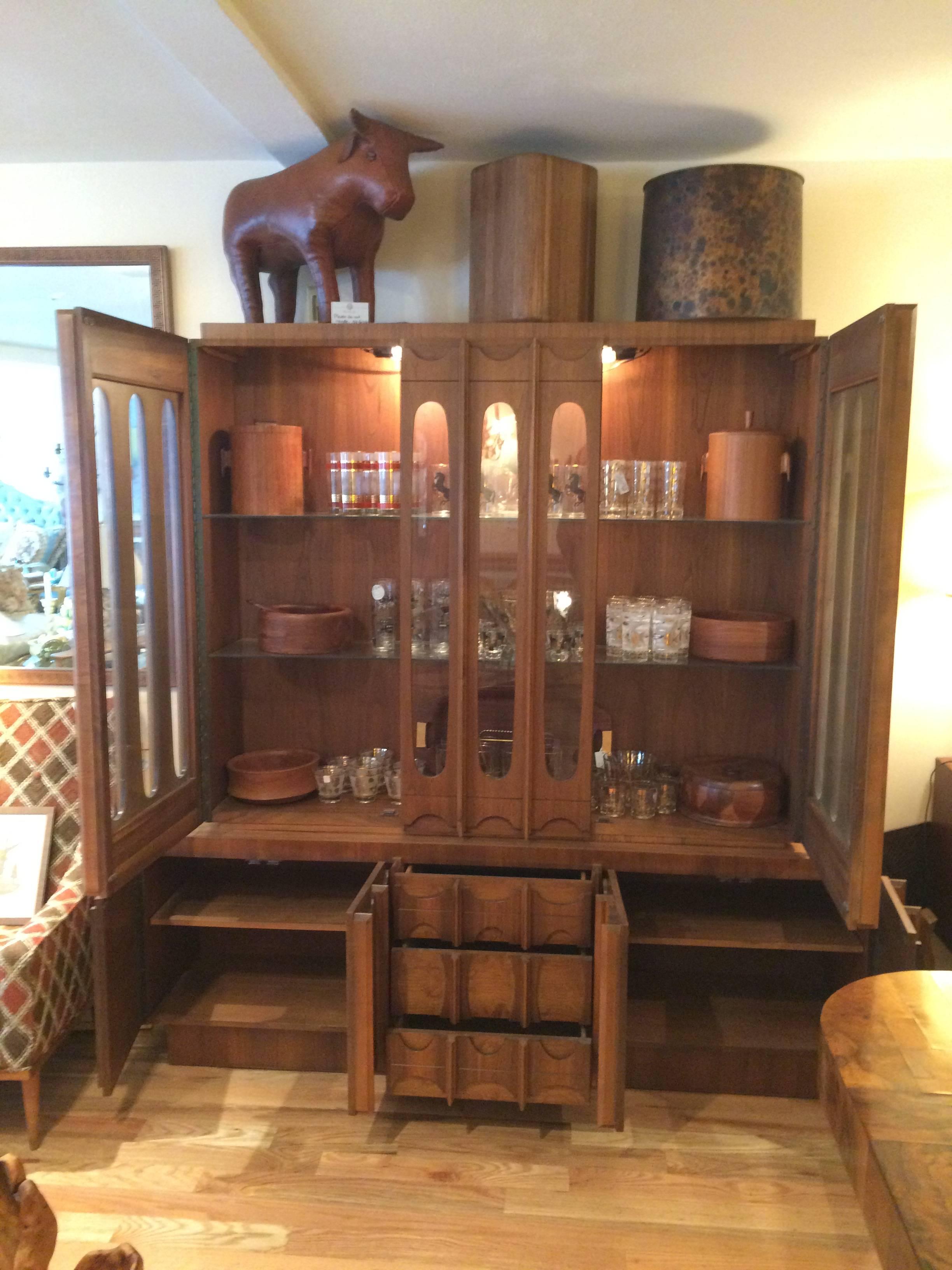 Brutalist Mid-Century Modern Credenza or Hutch or China Cabinet In Excellent Condition In Redding, CT