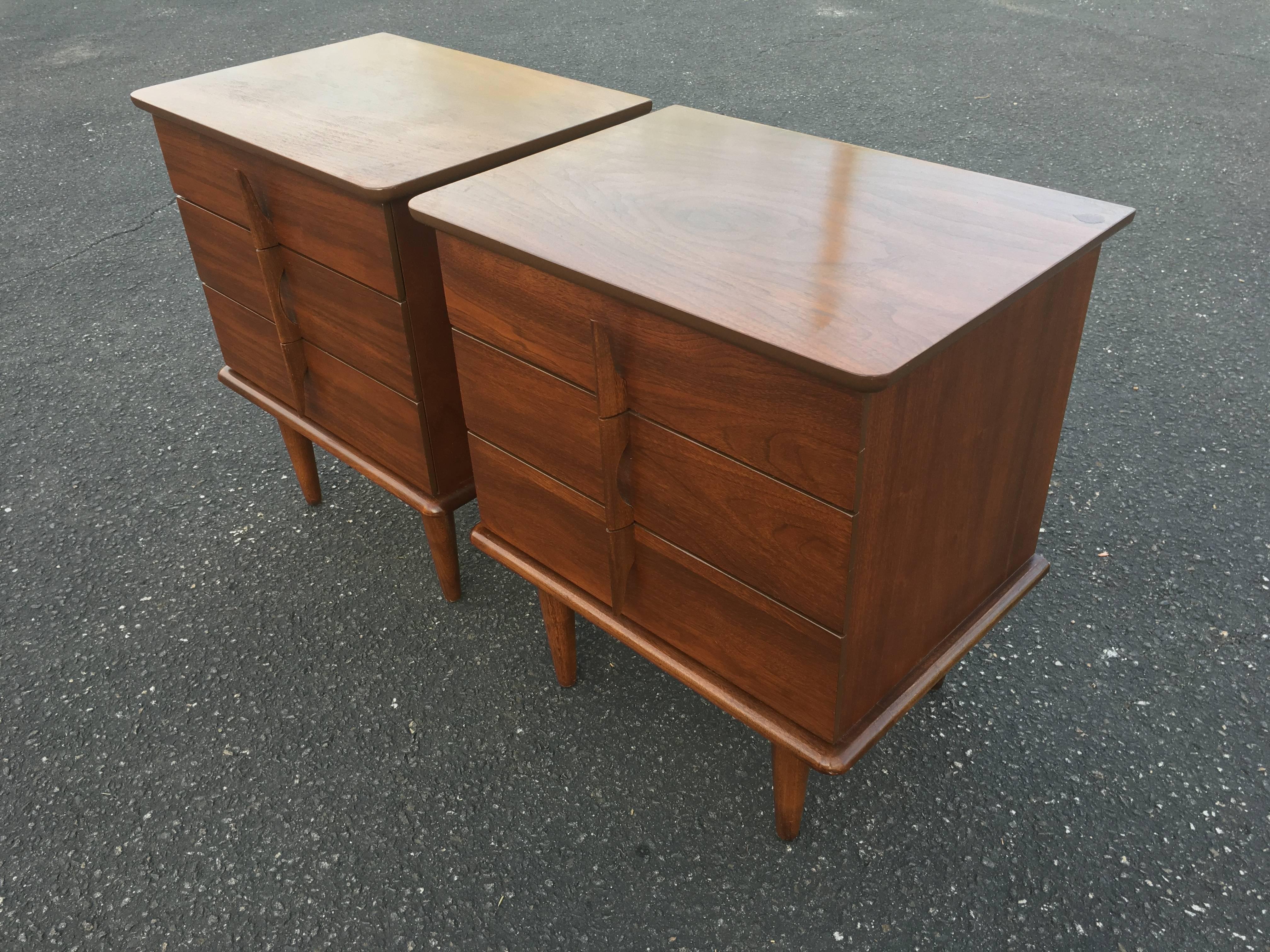 Pair of Mid-Century Modern Nightstands In Excellent Condition In Redding, CT