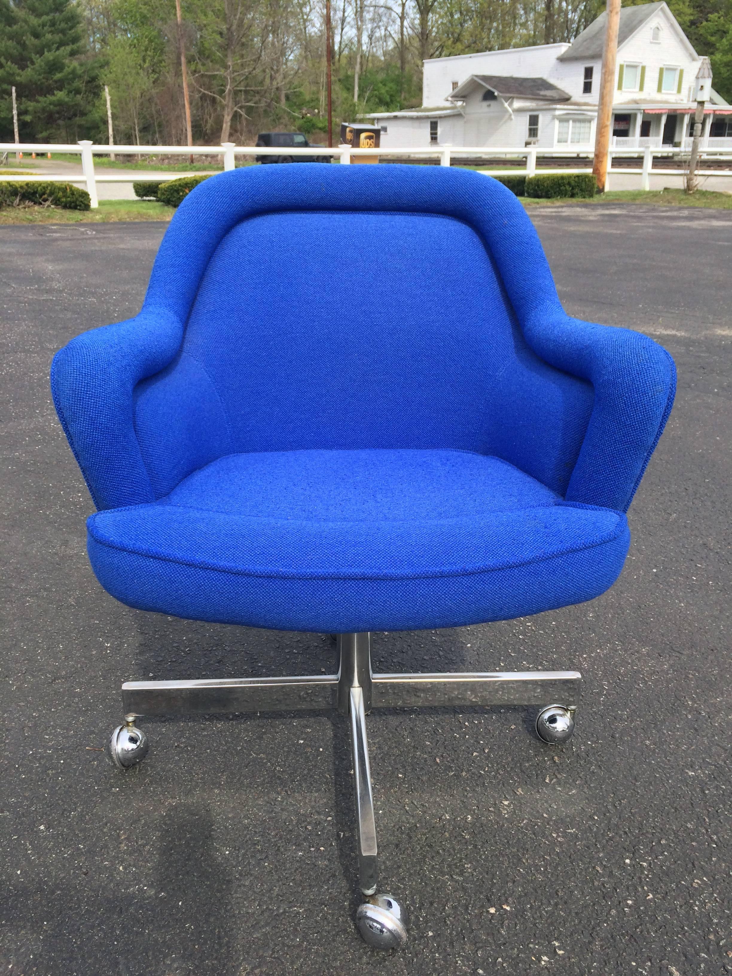 Mid-Century Swivel Chair in the Style of Max Pearson. With its original electric blue upholstery this chair swivels and rolls on its chrome ball bearing castors. Fun for office or any Mid-Century home. Very good condition! Most likely manufactured