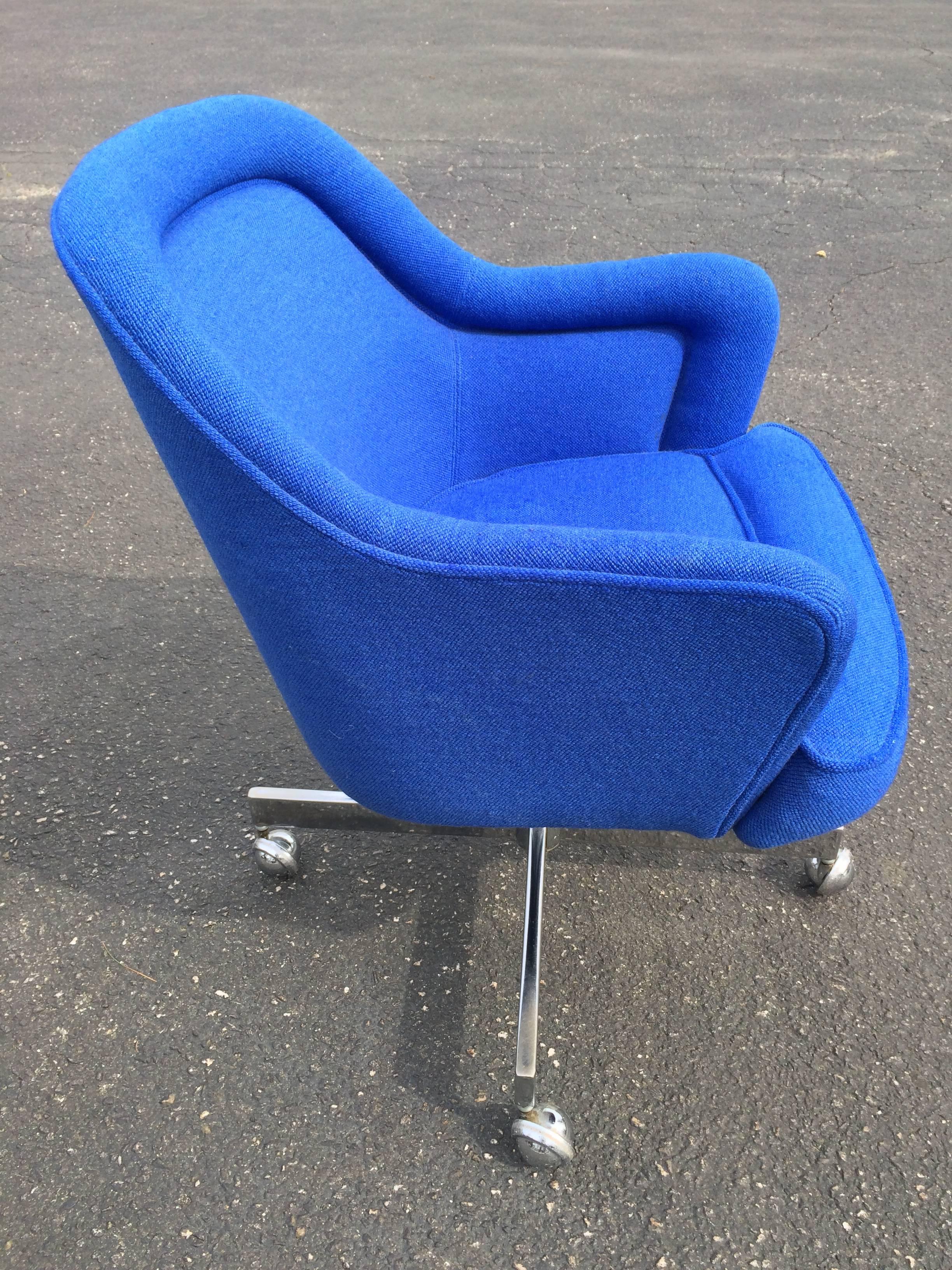 Mid-Century Modern Mid-Century Swivel Chair in the Style of Max Pearson