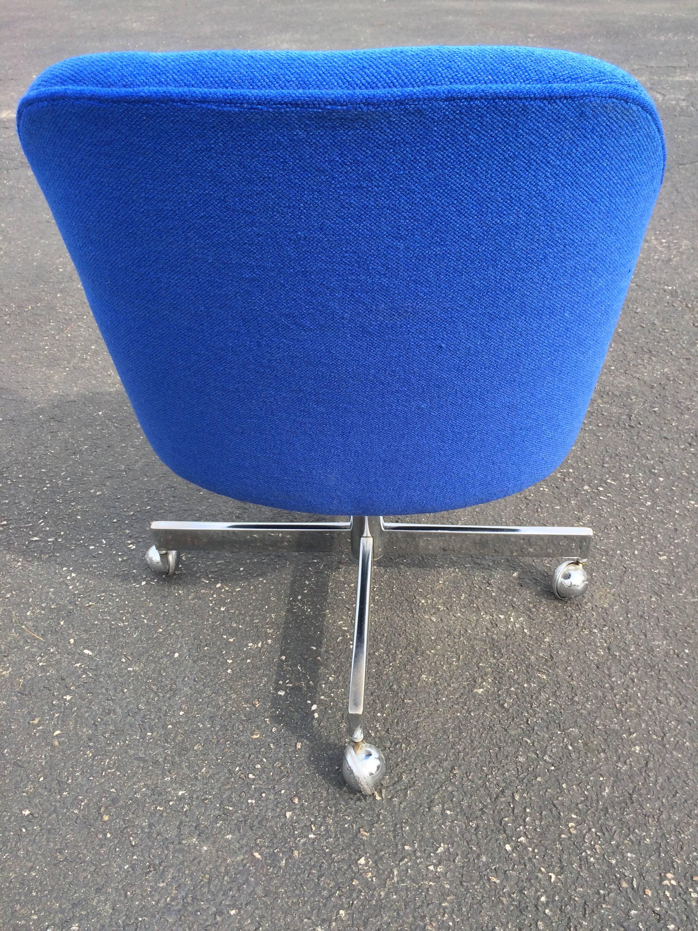 American Mid-Century Swivel Chair in the Style of Max Pearson
