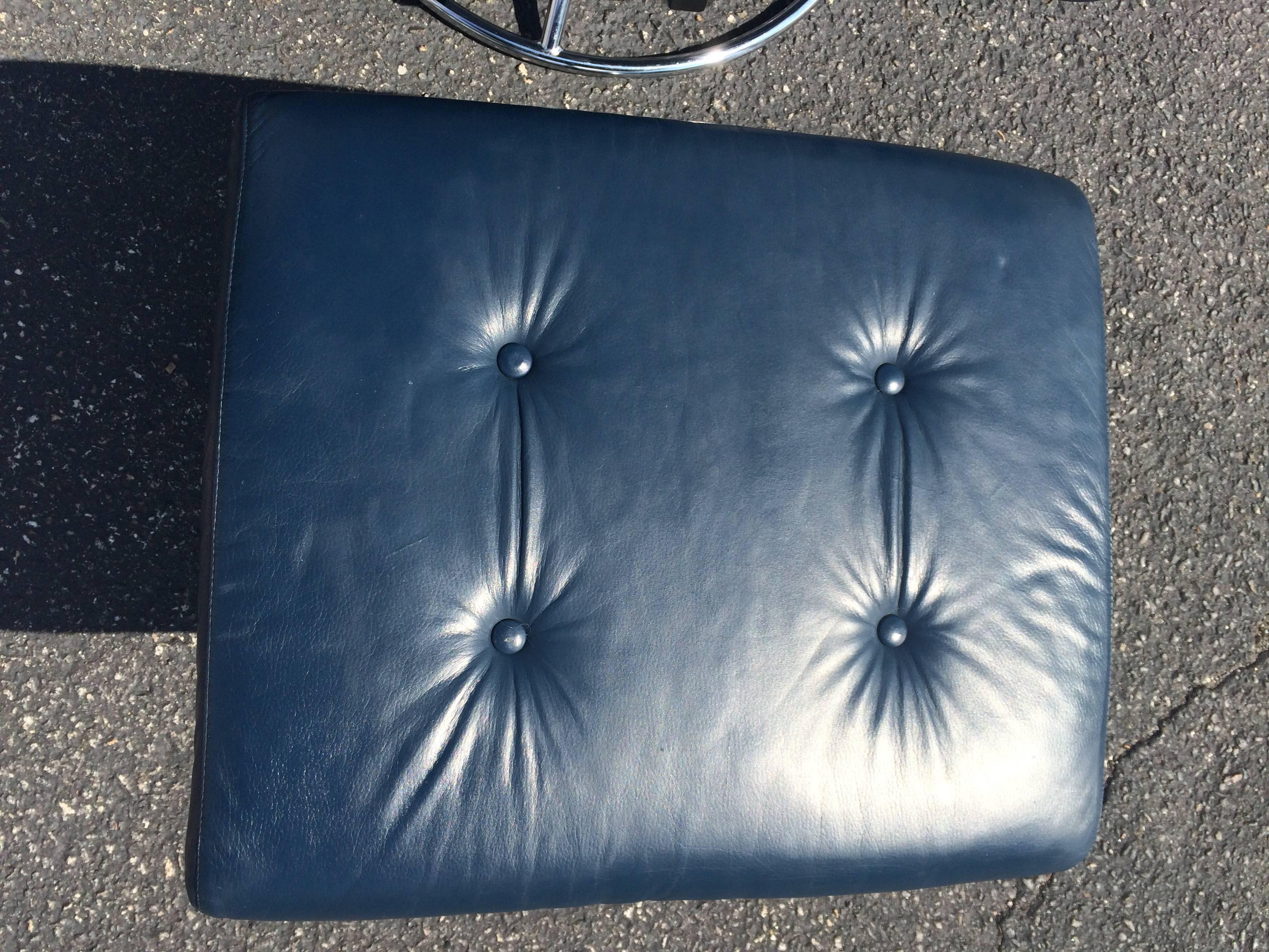  Leather Recliner Lounge Chair and Ottoman in Blue In Good Condition In Redding, CT