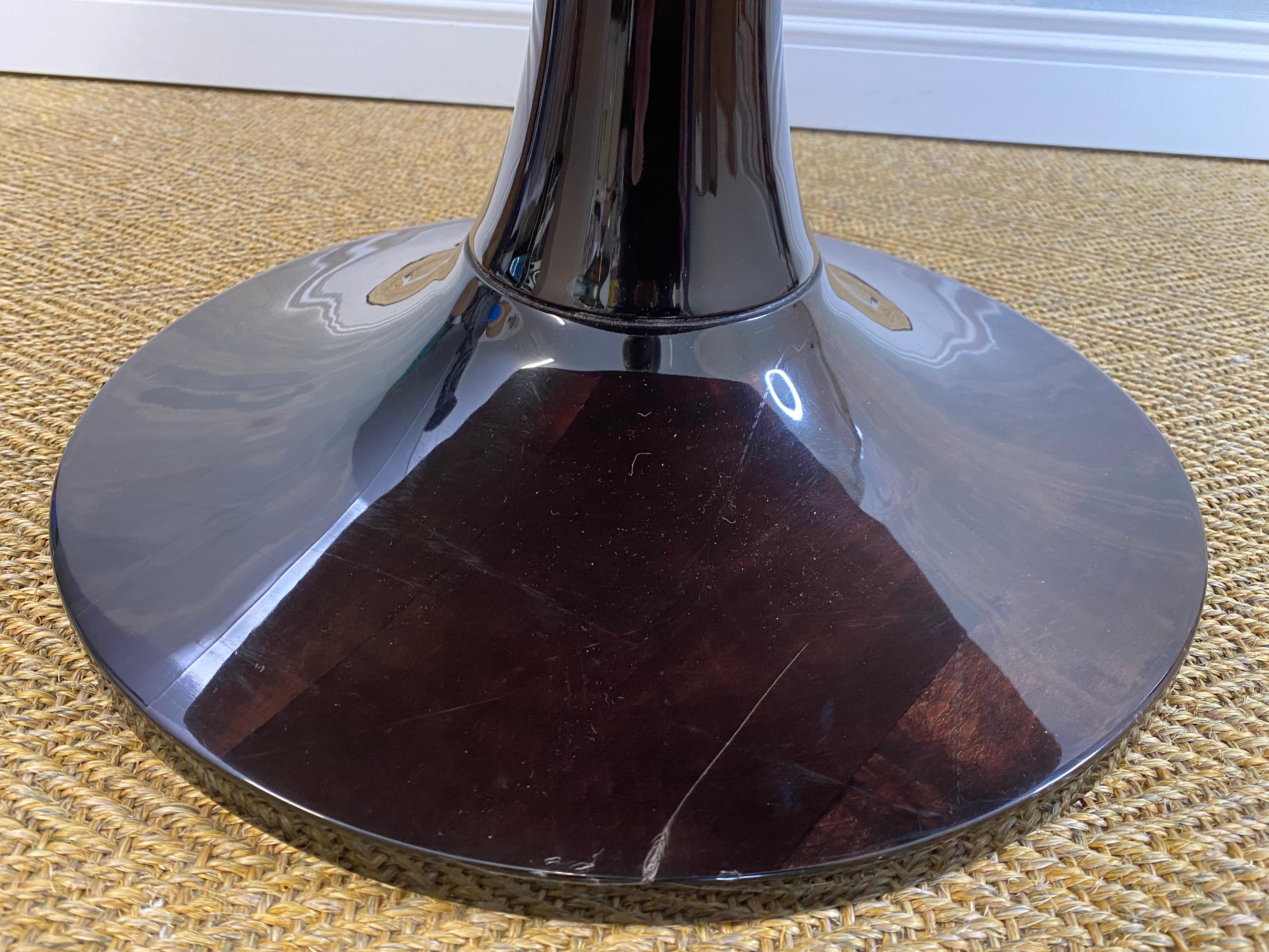 Raro da trovare! Tavolo da salotto Greene & Greene Tura con base a tulipano, Italia, anni '50 in vendita 4