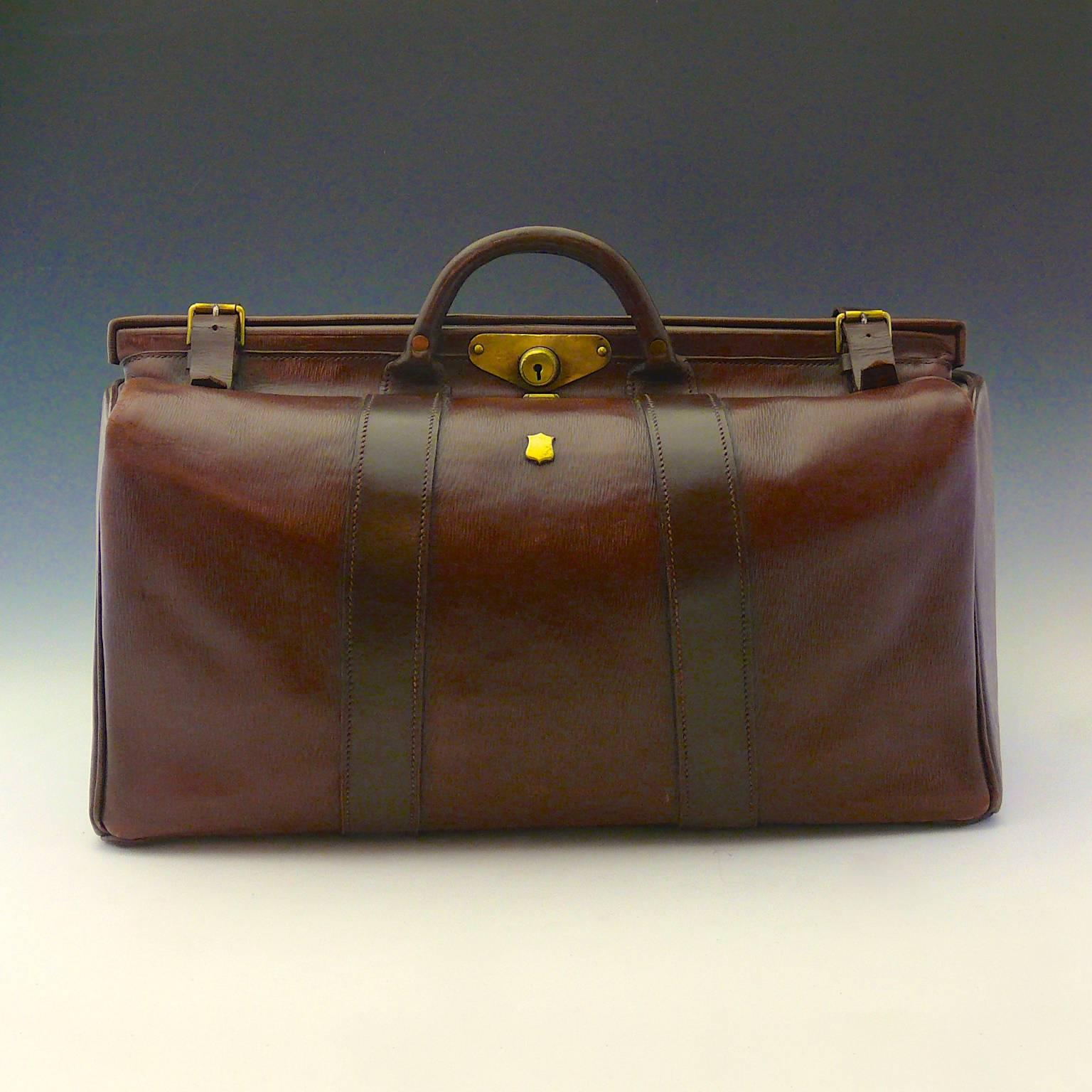 A fabulous glad stone bag made from heavy straw grain leather with brass fittings and catch. Also has original leather lining. Made by Erskine & Sons of Belfast, circa 1920.

Member of LAPADA.