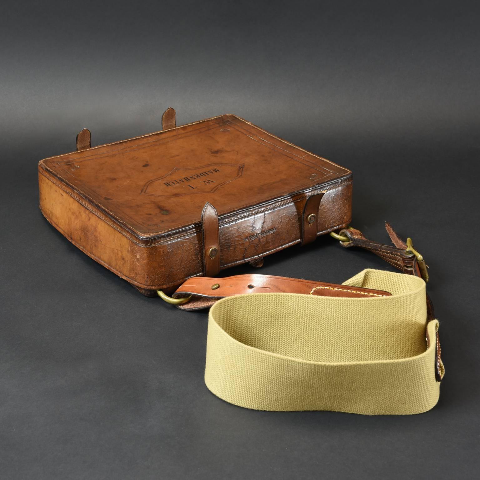 The 'Gannochy' takes its name from the Scottish estate just north west of Montrose, once famed for having one of the finest grouse moors in Scotland.

This device is worn slung over the shoulder so it rests comfortably on the hip. The drop-down lid