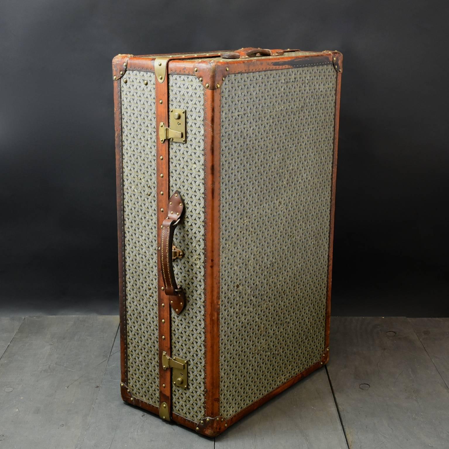 Fantastic piece of luggage finished in the traditional Goyard chevron pattern with leather trim and brass fittings. One of the handles has been replaced with a copy of the original and elsewhere the case is in good original condition including the