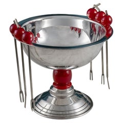 Piattino da cocktail placcato argento per servire olive o ciliegie, 1945 circa.