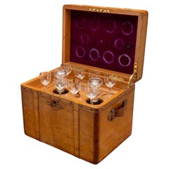 Set da liquore/grappa in scatola intagliata in legno di albero da frutto, 1900 circa.