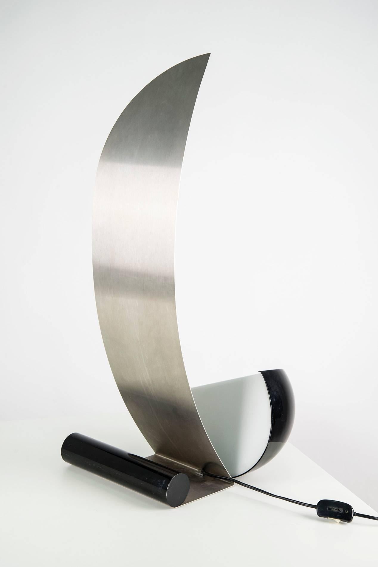 Large sculptural table lamp in the manner of Gigi Capriolo, manufactured in Italy in the 1970s. Lacquered aluminum and plexiglass shade, steel structure.
