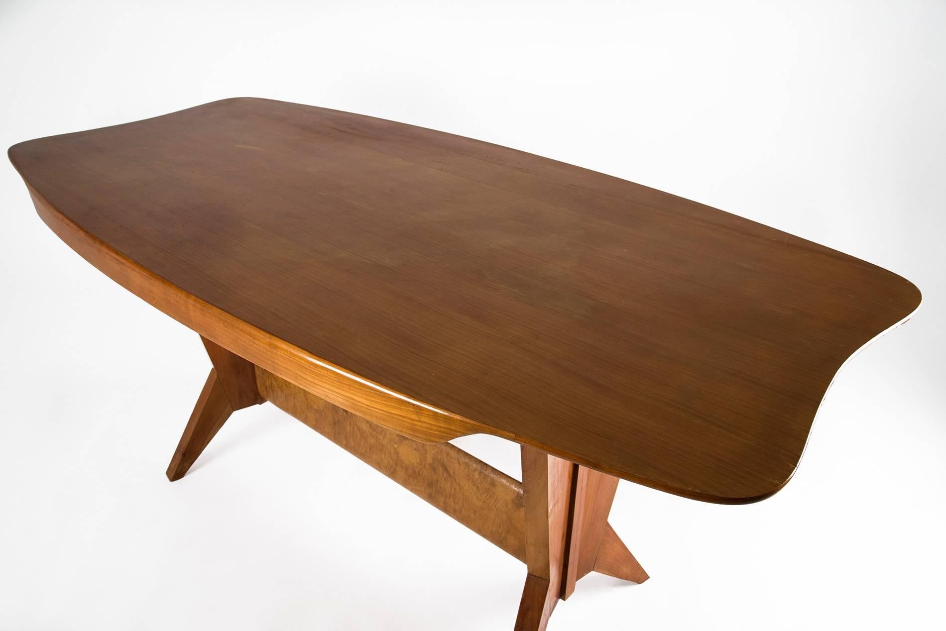 Dining table characterized by an impressive design, manufactured in Italy in the 1940s. Wooden structure with a central briar-root beam. Good original vintage conditions.