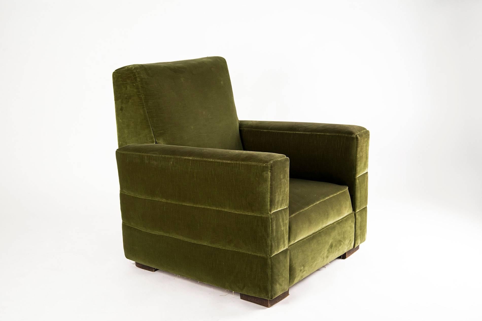 Impressive armchair designed by Guglielmo Ulrich, manufactured in Italy in 1942. Velvet covered upholstery, wooden feet. Good vintage conditions.