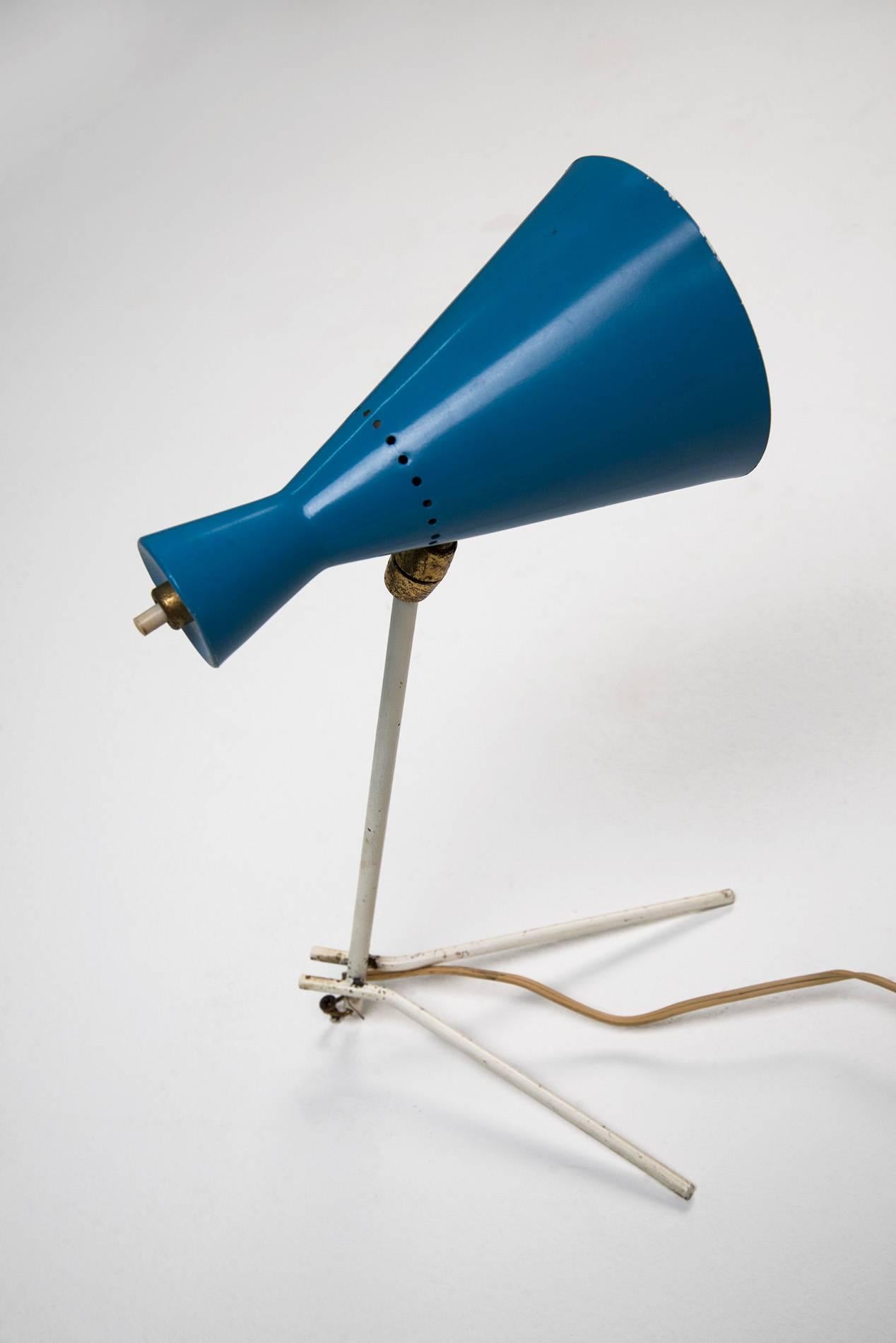 Adjustable table or wall lamp manufactured by Stilnovo, Italy, in the 1950s. Blue and white lacquered metal diffuser, white lacquered metal base, brass joints and switch. Good original vintage conditions.