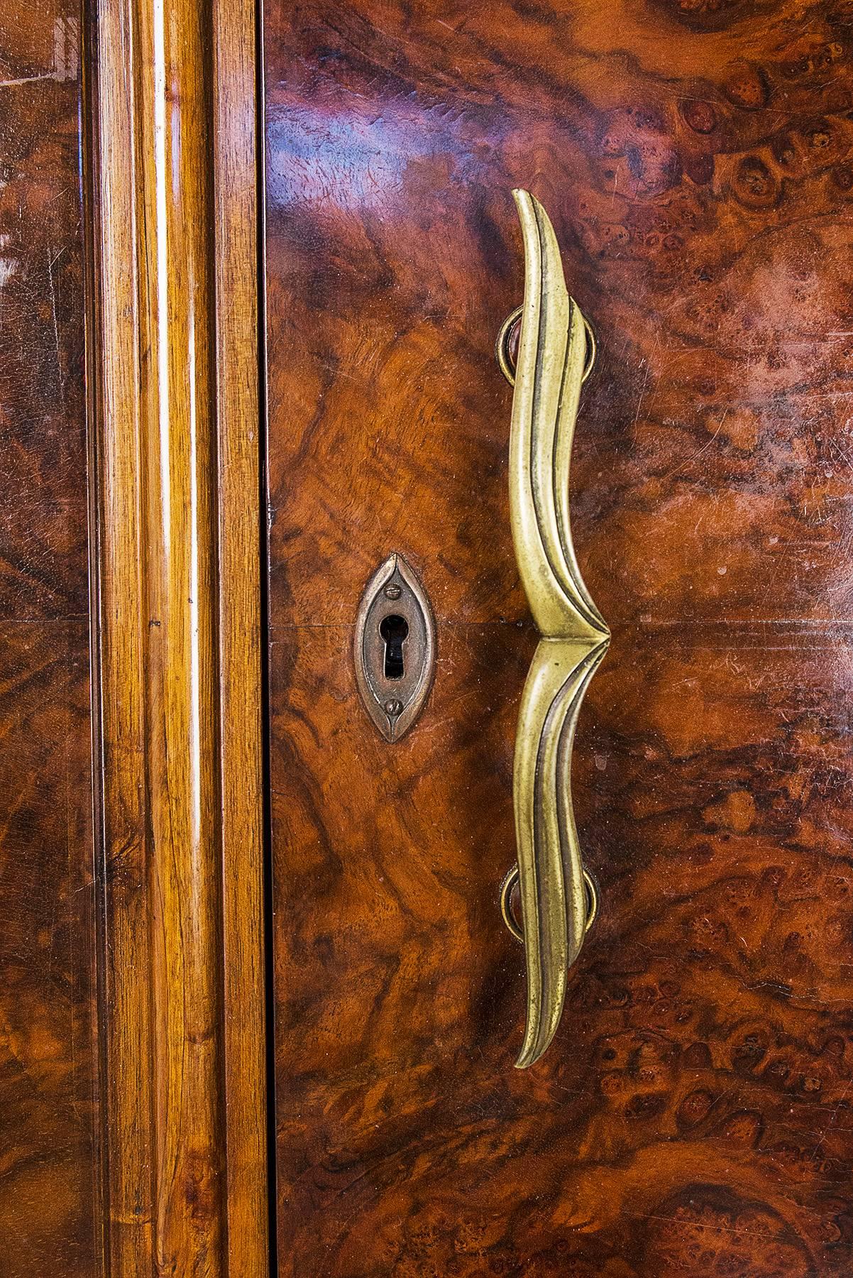 Extraordinary armoire in walnut root with brass handles designed by Tomaso Buzzi for Il Labirinto in the 1930s. Carved and applied wooden details attributable to the work of Guido Balsamo Stella.
Guido Balsamo Stella was the director of the