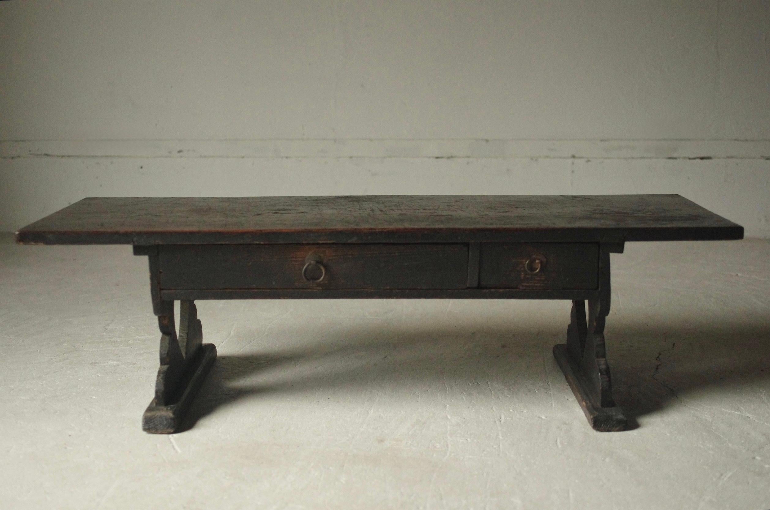This is an old Japanese low table, which is believed to have been used for reading and writing in temple schools from the Edo to Meiji periods.

The side is carved into a heart shape, creating a striking and unusual design.

Made from cedar wood, it