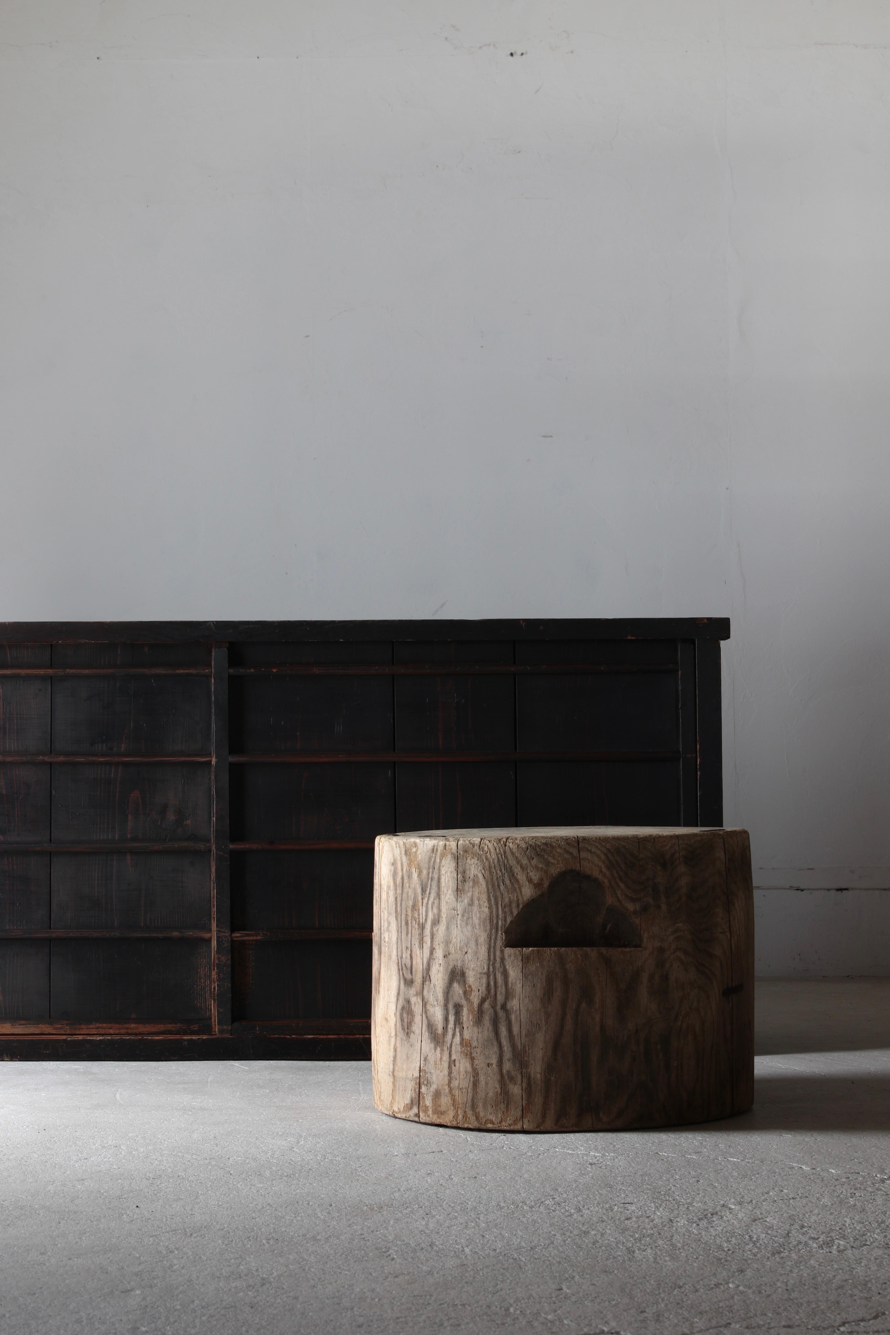Cette table basse a été fabriquée dans un vieux mortier japonais.

Il est fait de bois de zelkova et on pense qu'il a été sculpté à la main à l'aide d'outils.

L'aspect, créé à la main plutôt qu'à la machine, donne une beauté unique plutôt qu'une