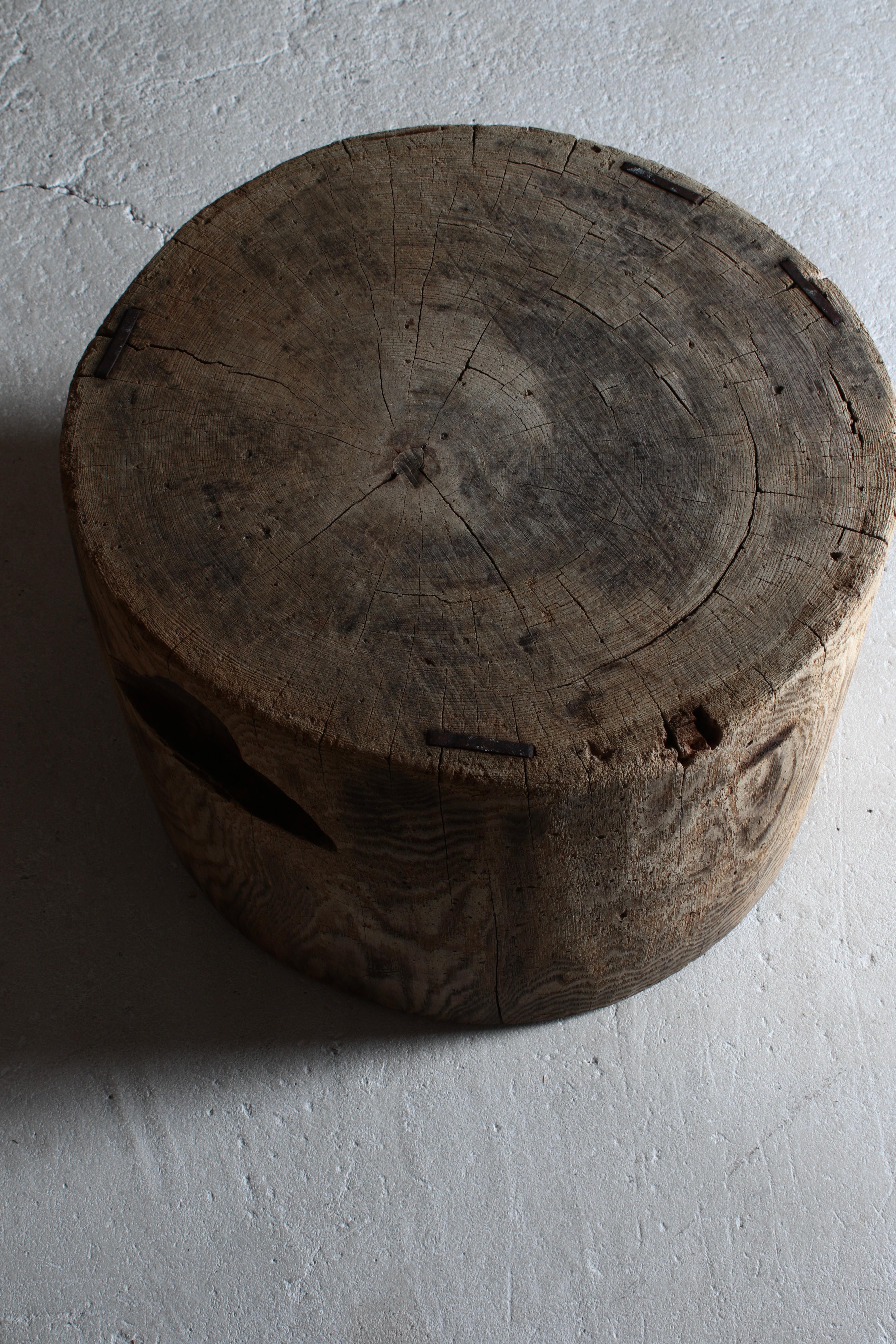 Sculpté à la main Table basse/ table d'appoint japonaise en bois ancien/ 1868-1912s Wabi-sabi Primitive en vente