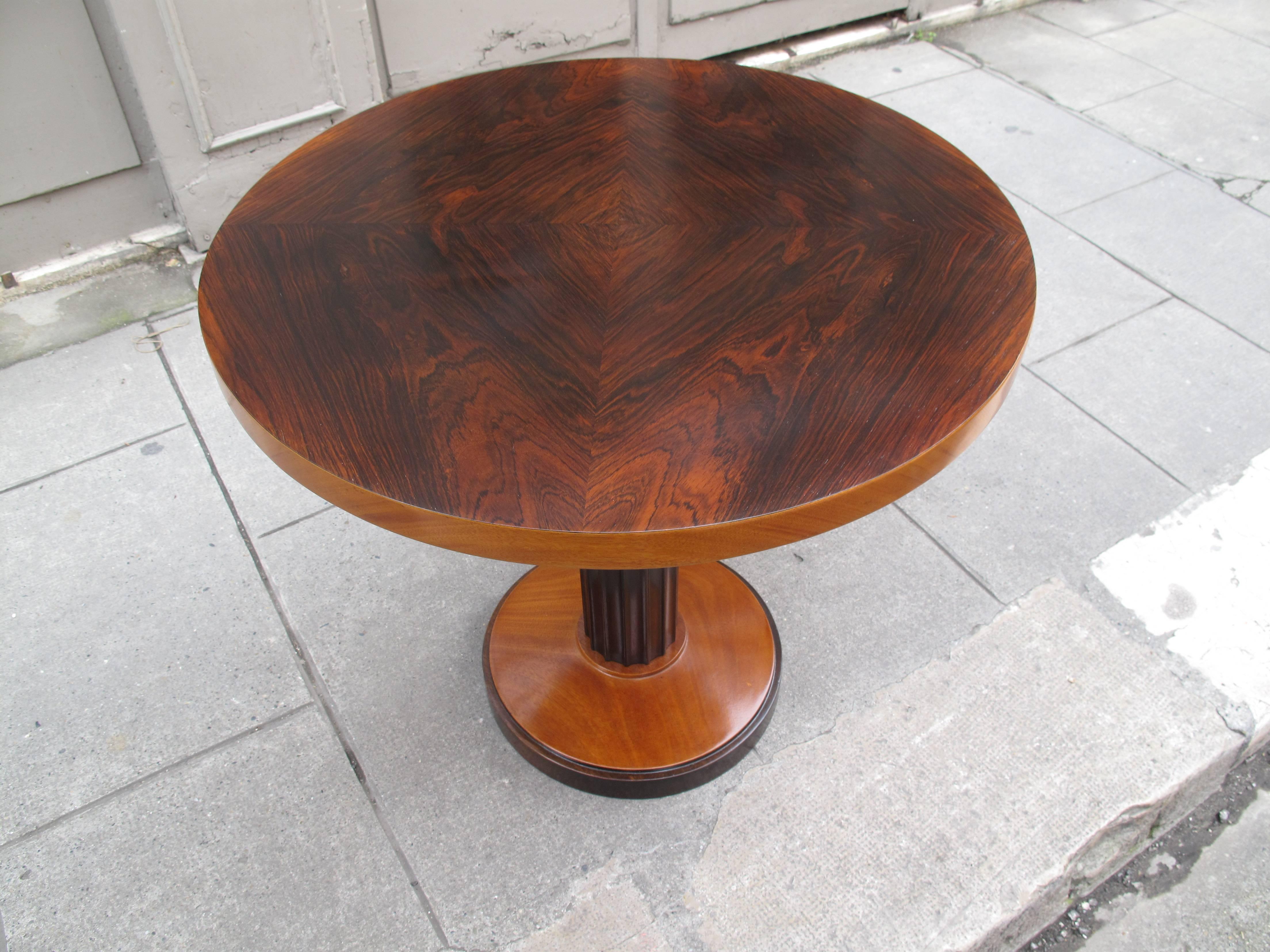 Gueridon in rosewood and mahogany from the 1930s in the style of Leleu.
