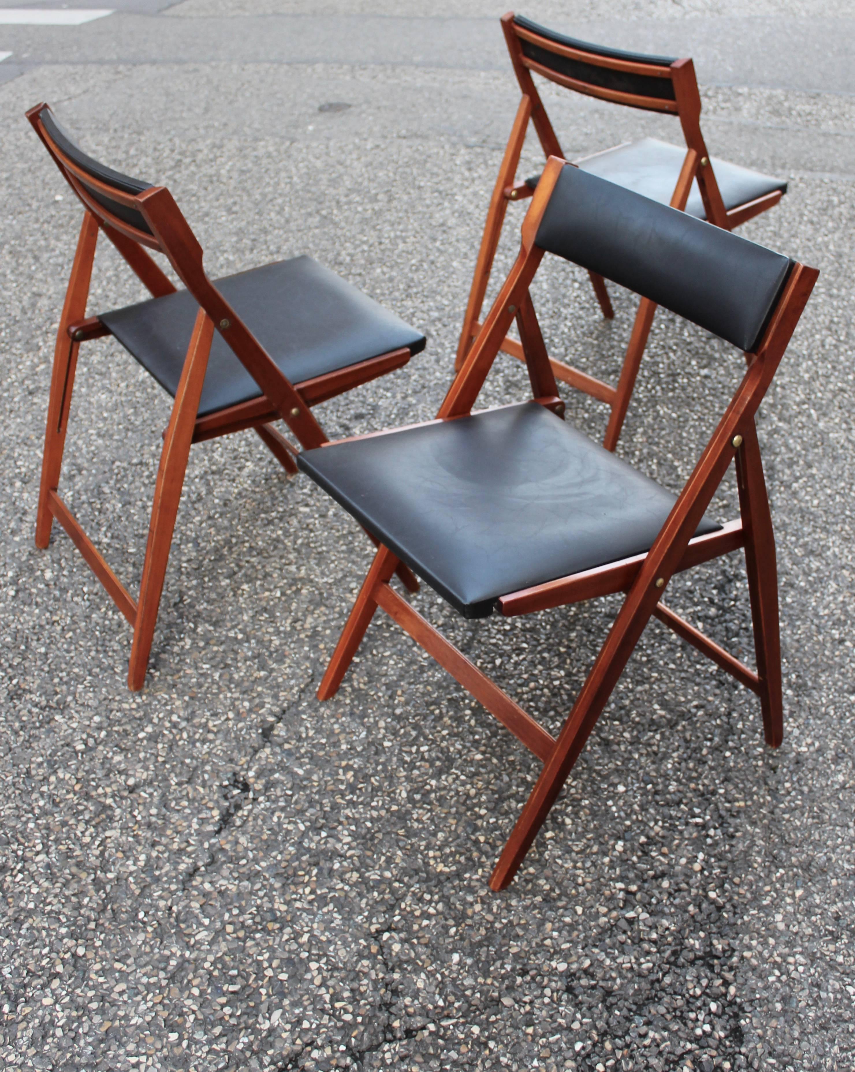 Gio Ponti a set of three Eden folding chairs, model 320, 1955 in perfect condition
folding chairs in mahogany and synthetic leather with fabric stamp.