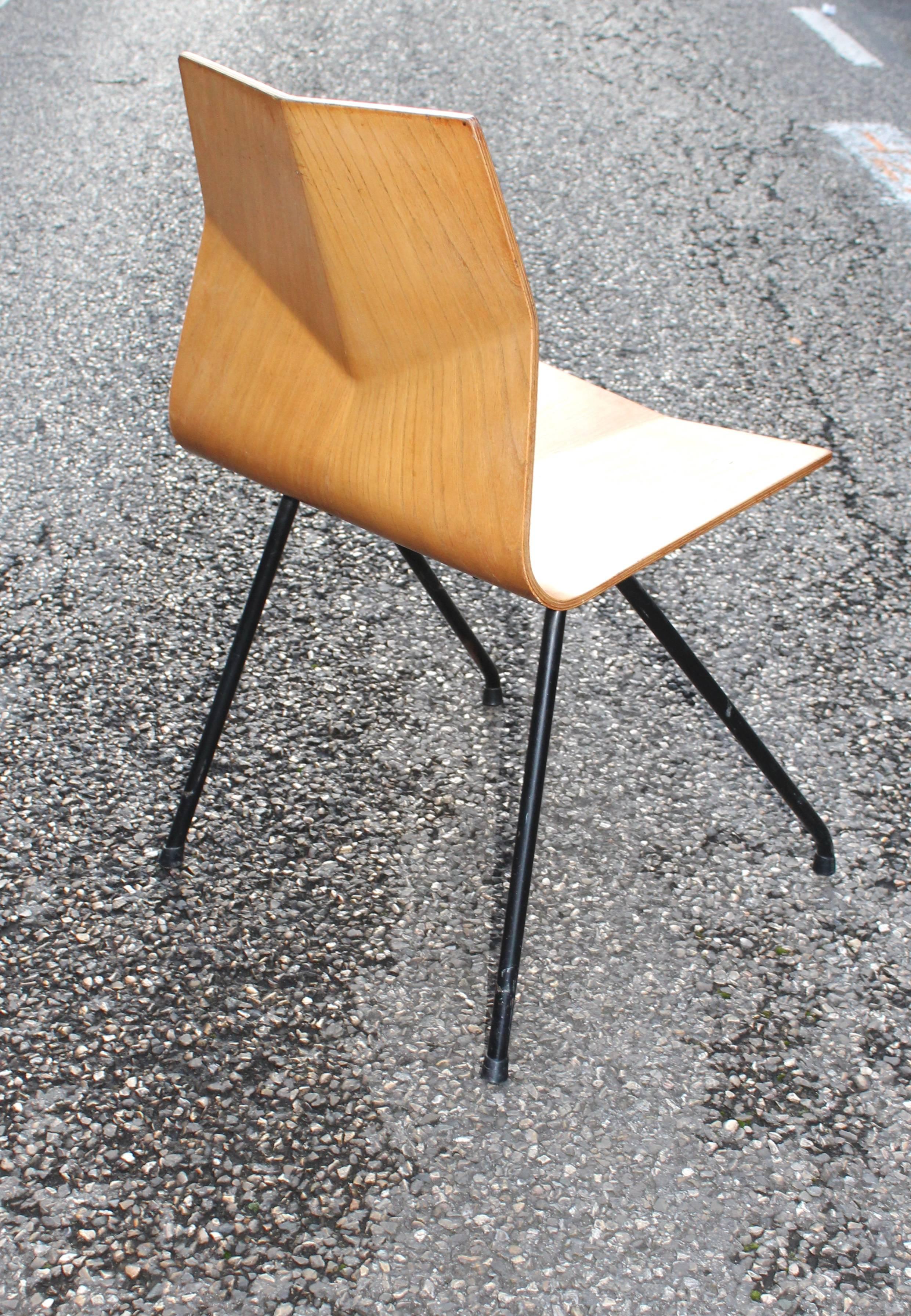 Jean René Caillette Diamant chair Steiner 1961.
A plywood mahogany veneered chair with black enameled tubular metal feet.
Dimensions
31 in.Hx18 in.Wx16 in.D
79 cmHx46 cmWx41 cmD.