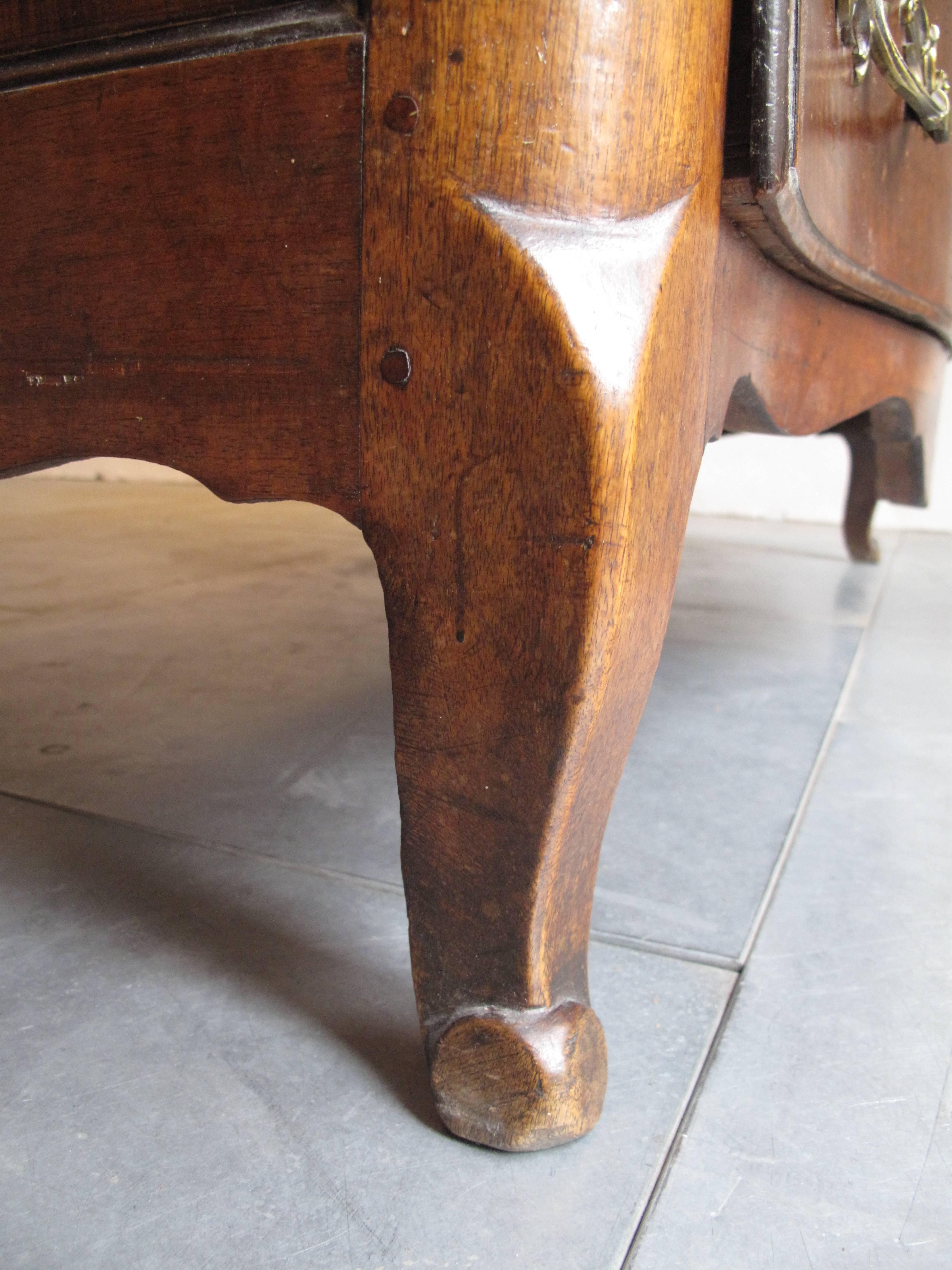 Français Jean François Hache, Commode en noyer de Grenoble