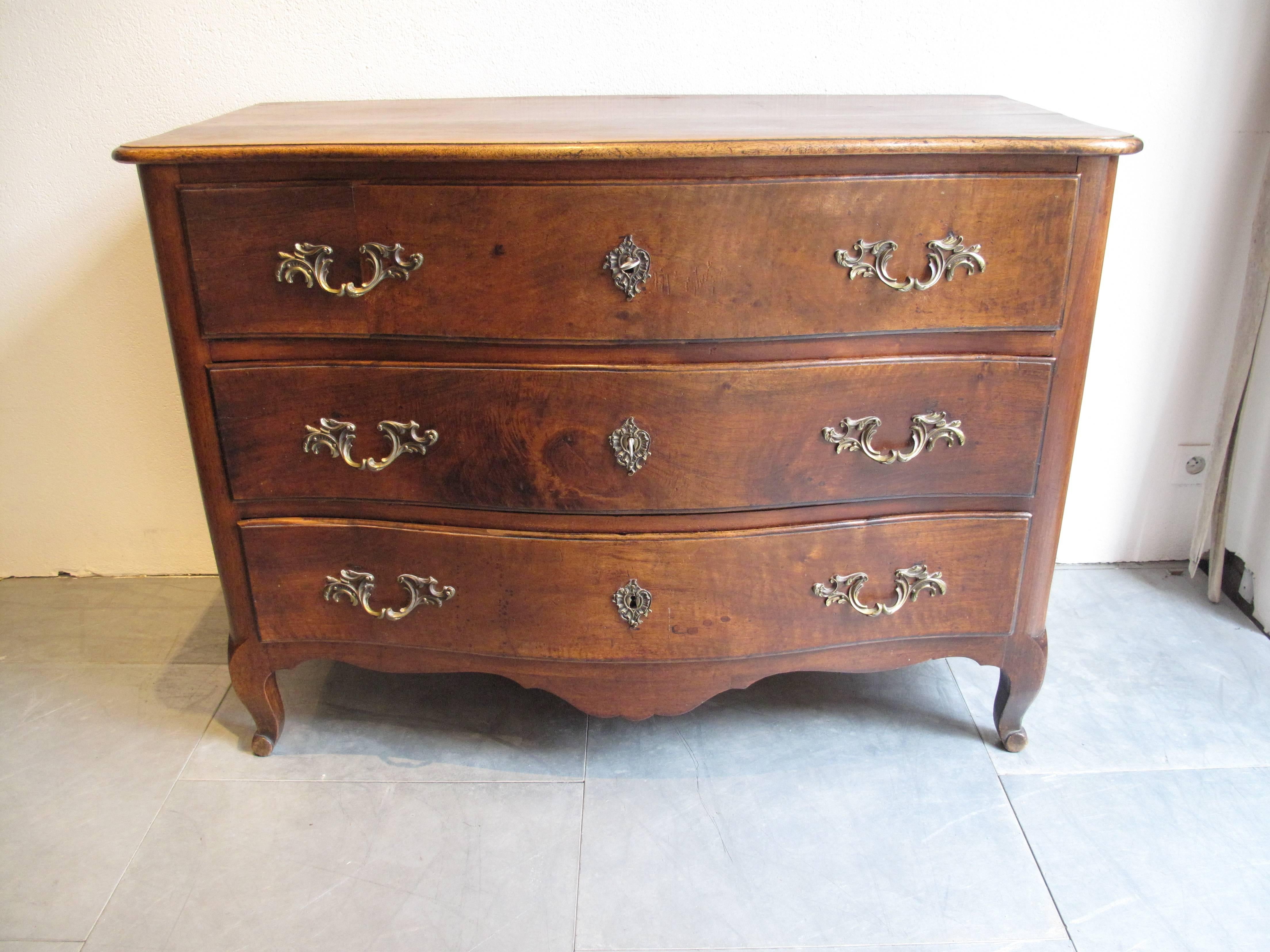 Jean François Hache (1730-1796).
Dresser en noyer massif avec les deux pieds 