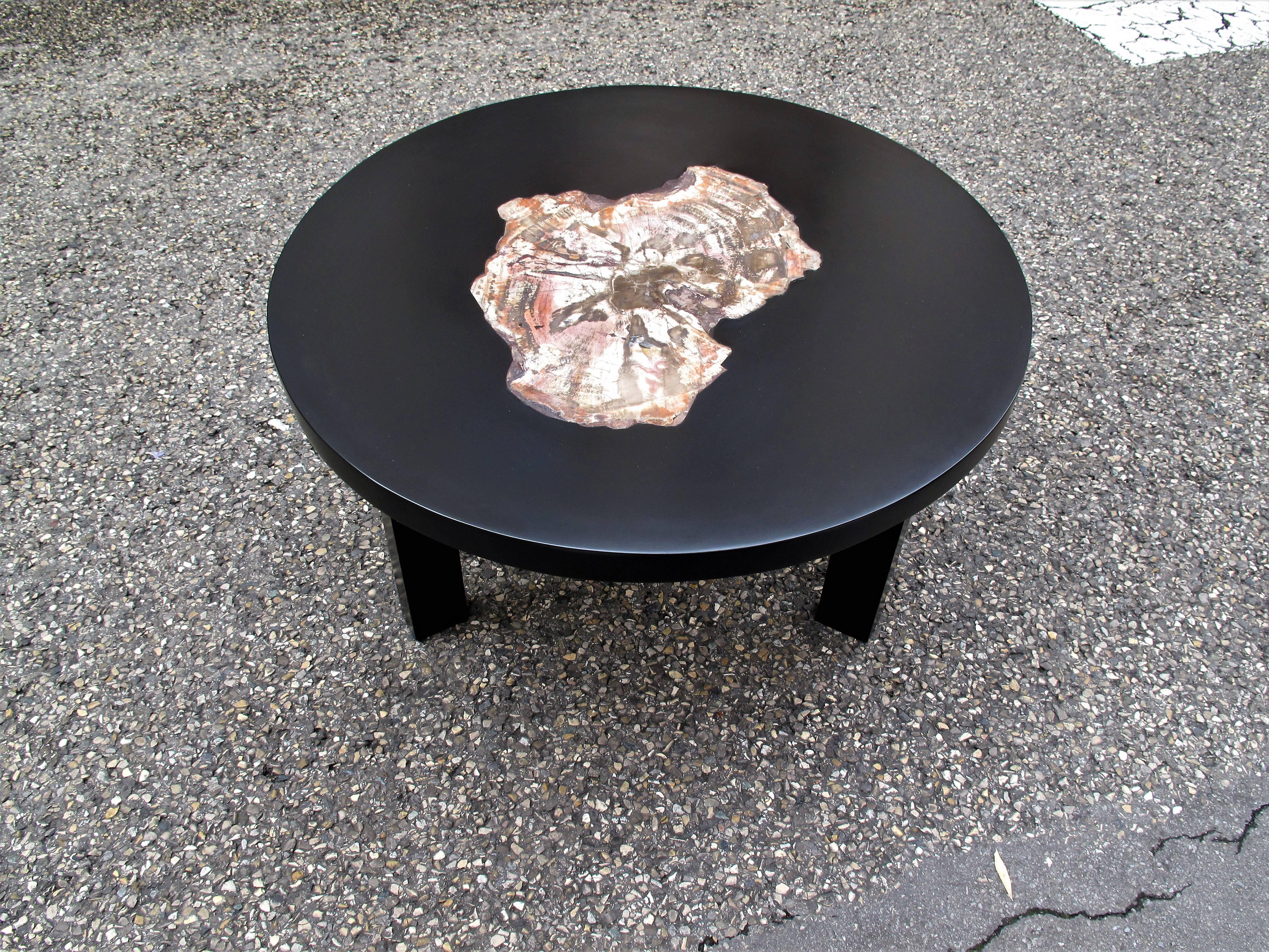 Petrified Wood Coffee Table Design In Good Condition For Sale In Grenoble, FR