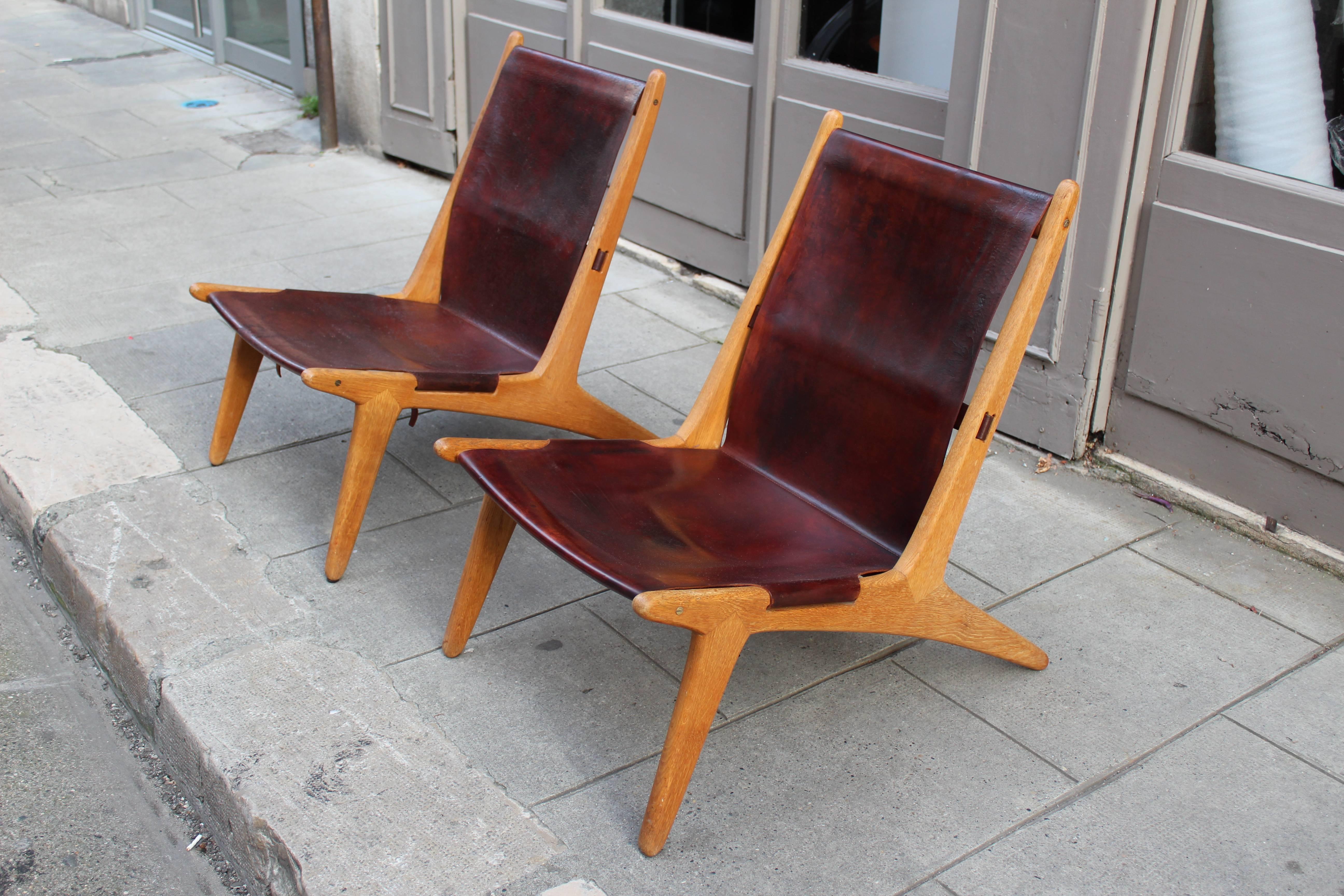 Mid-Century Modern Pair of Hunting Chairs by Uno & Östen Kristiansson, Solid Oak and Leather For Sale