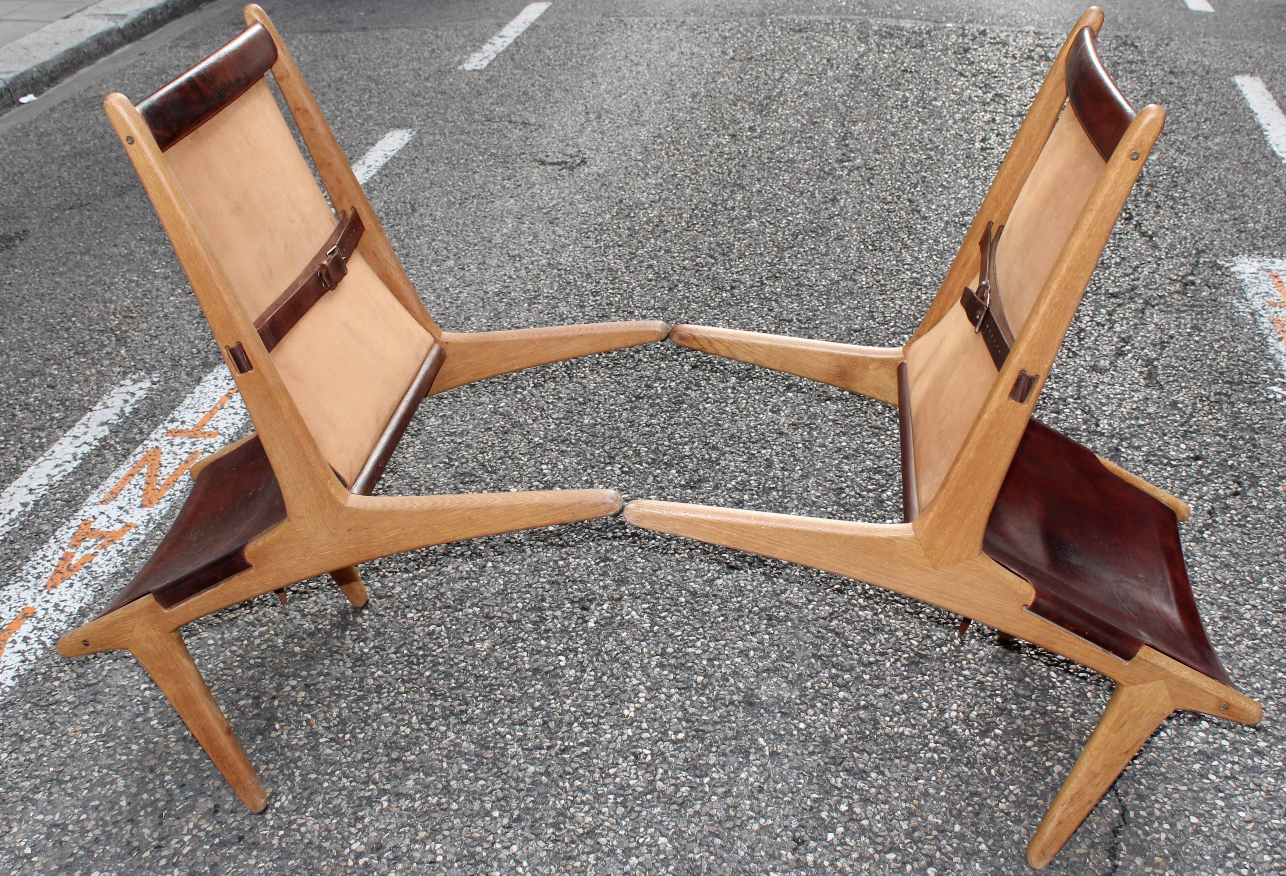 Scandinavian Pair of Hunting Chairs by Uno & Östen Kristiansson, Solid Oak and Leather For Sale