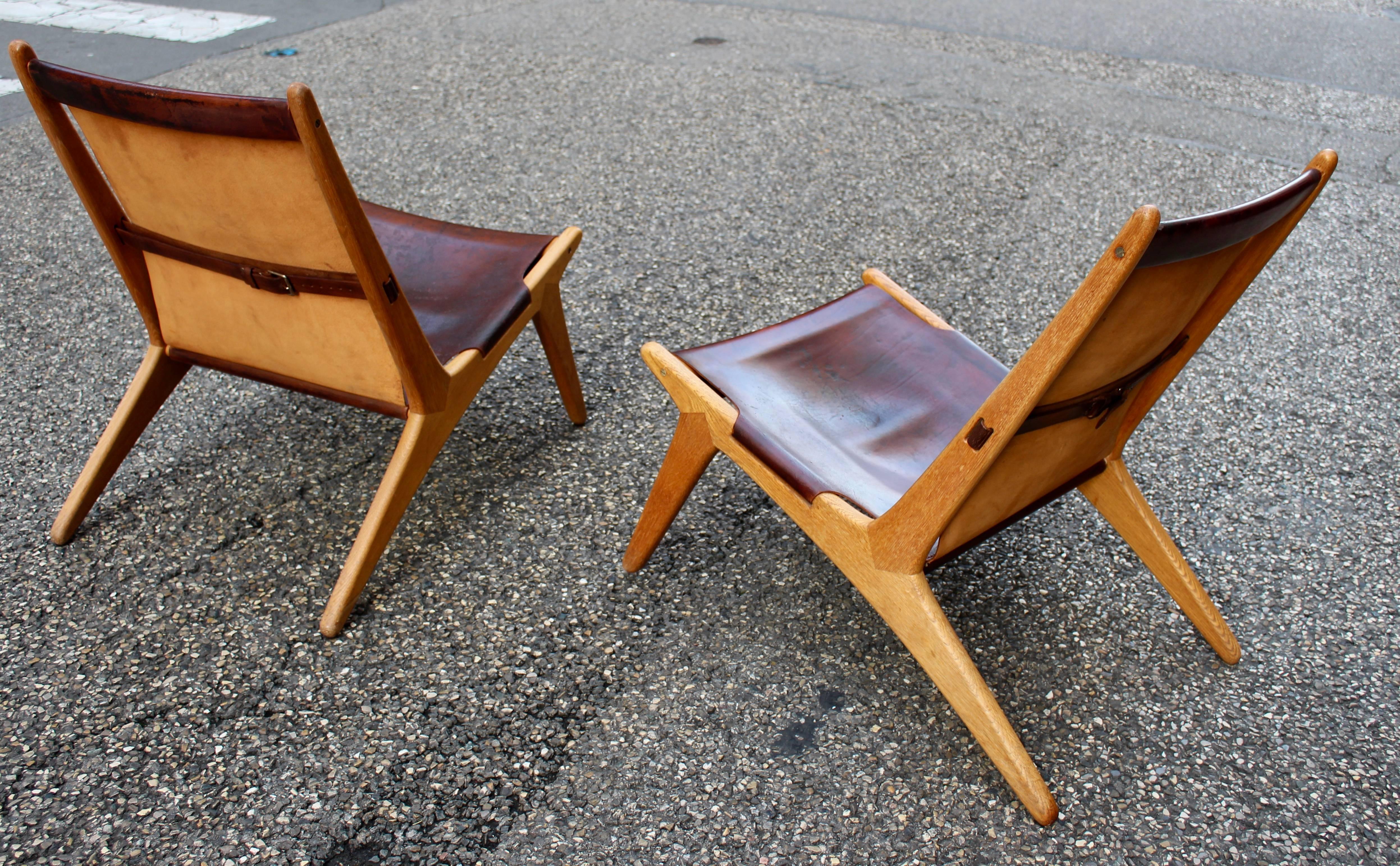 Patinated Pair of Hunting Chairs by Uno & Östen Kristiansson, Solid Oak and Leather For Sale