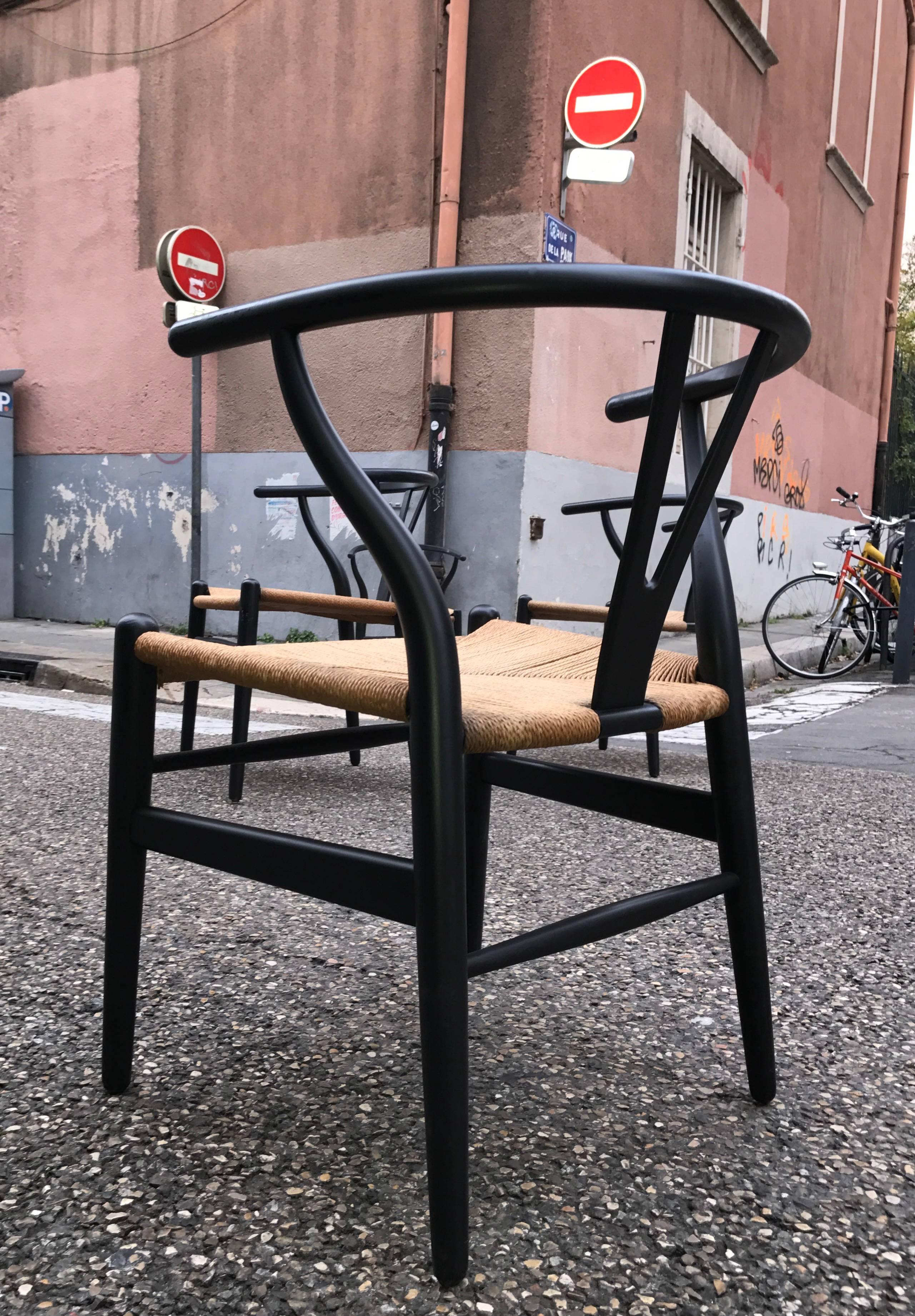 Four Black Wishbone Chairs by Hans Wegner for Carl Hansen & Søn In Good Condition For Sale In Grenoble, FR