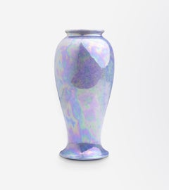 Ruskin Pottery – Vase mit irisierendem blauem Glanz