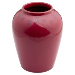 Ruskin Pottery – Vase mit rosa Glasur und blauen Efeublättern