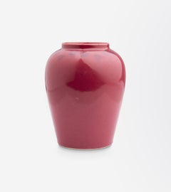 Ruskin Pottery – Vase mit rosa Glasur und blauen Efeublättern