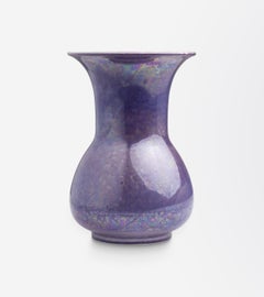 Ruskin Pottery – Vase mit violettem Glanz und ausgestelltem Rand