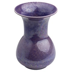 Ruskin Pottery – Vase mit violettem Glanz und ausgestelltem Rand