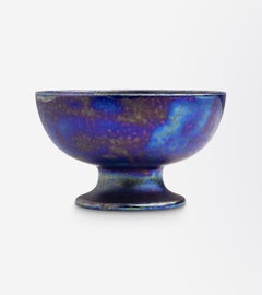 Cuenco pequeño con pie de Ruskin Pottery con esmalte «Peacock Lustre»