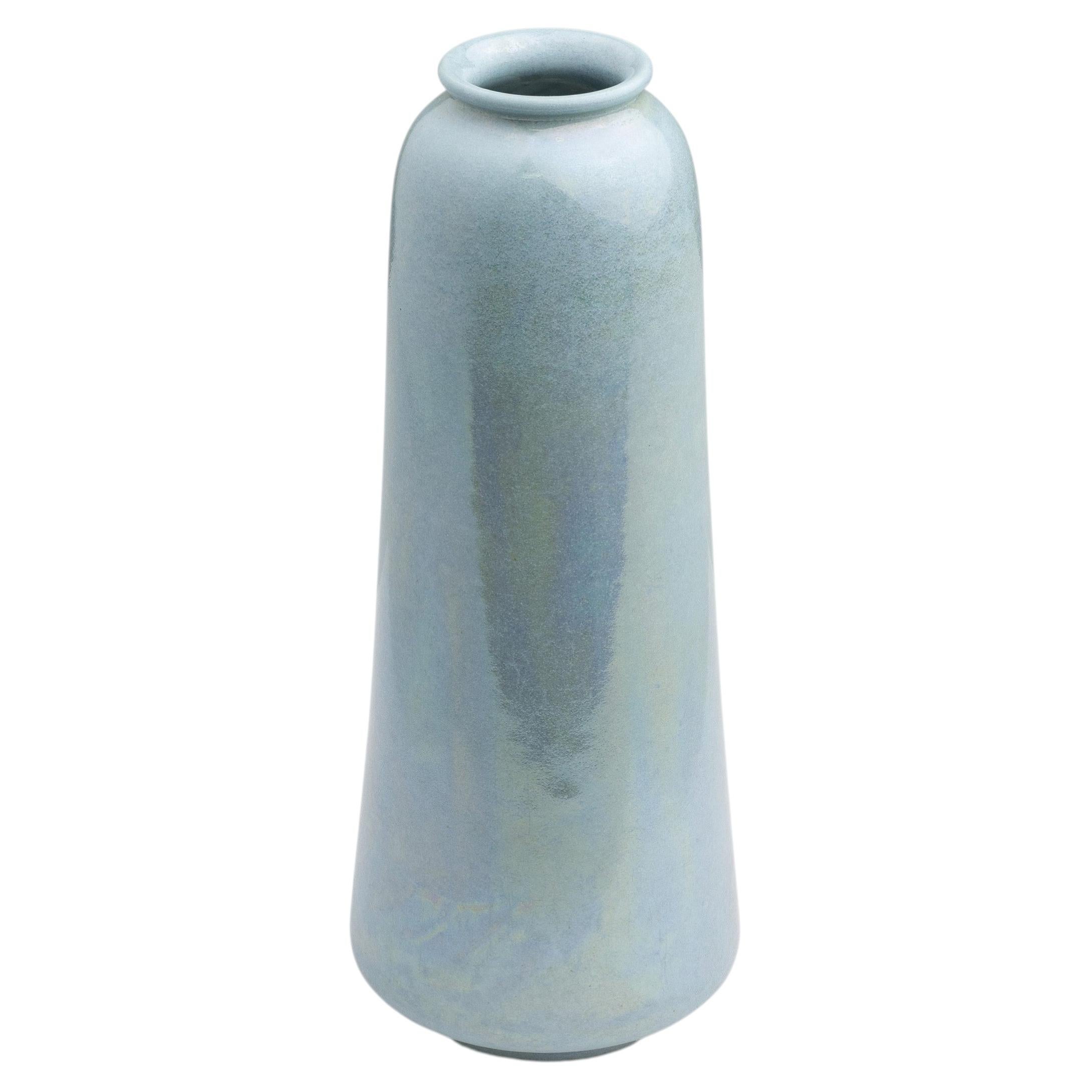 Vase élancé émaillé bleu pâle de Ruskin Pottery