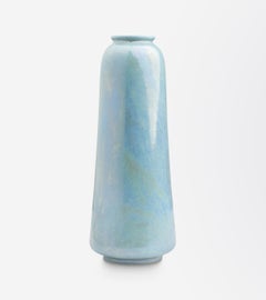 Jarrón esbelto de Ruskin Pottery con esmalte azul claro