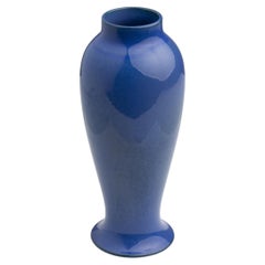 Jarrón balustre esmaltado en azul de Ruskin Pottery