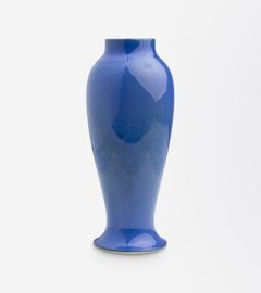 Jarrón balustre esmaltado en azul de Ruskin Pottery