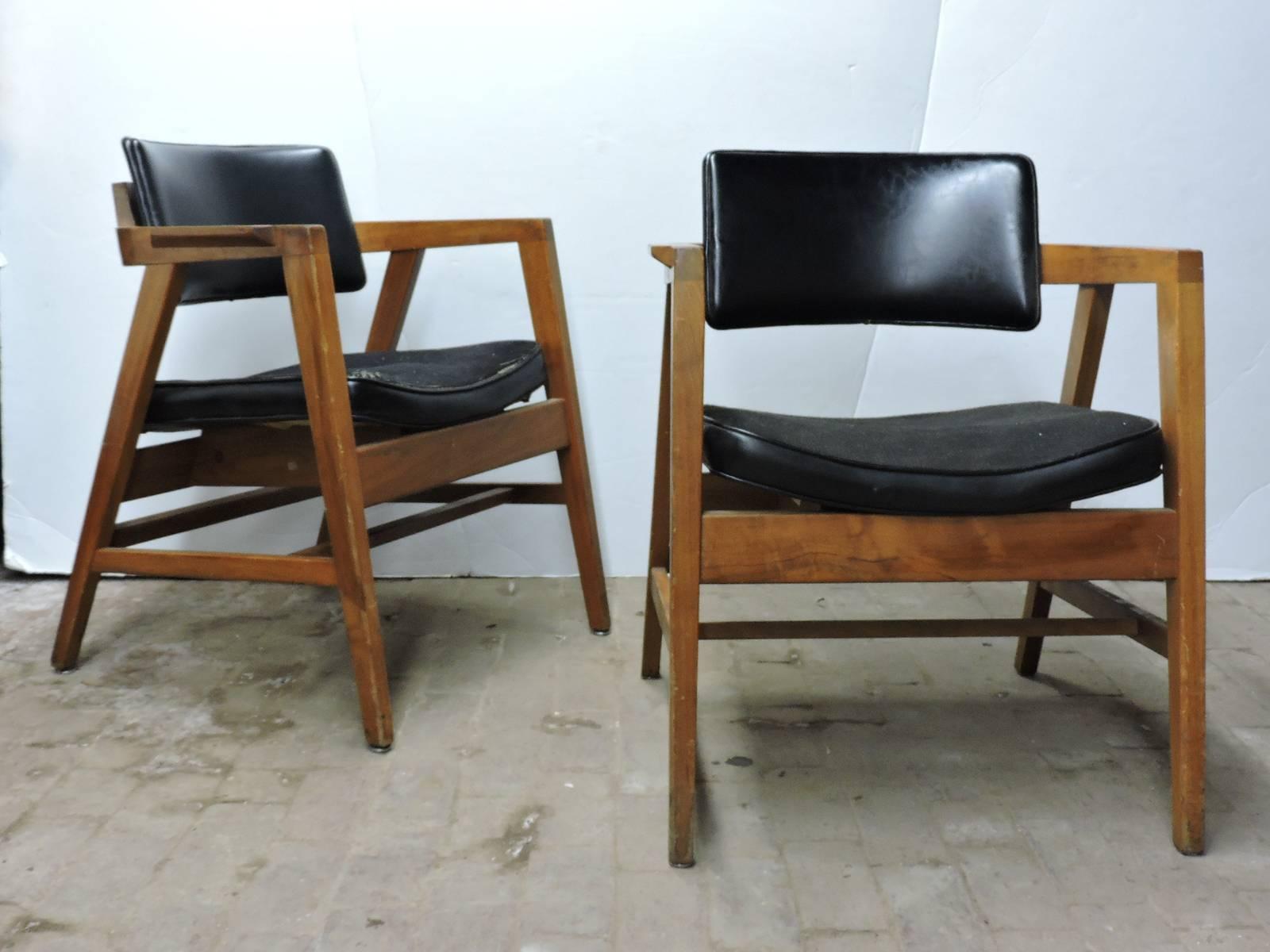 In the style of Jens Risom, a great looking pair of beautifully tapered mid 20th century American modern lounge chairs by W.H. Gunlocke Company of Wayland, NY