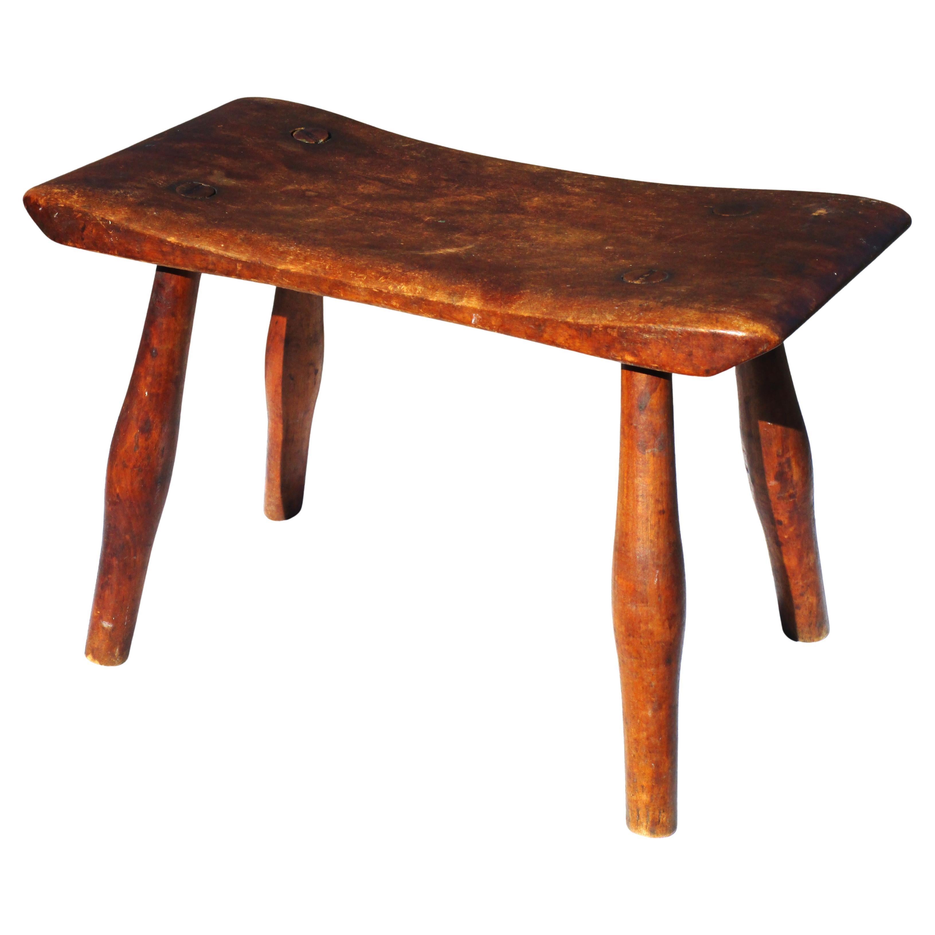 Tabouret primitif ancien en bois travaillé à la main et joliment patiné. Début du 20e siècle. Mesure 15