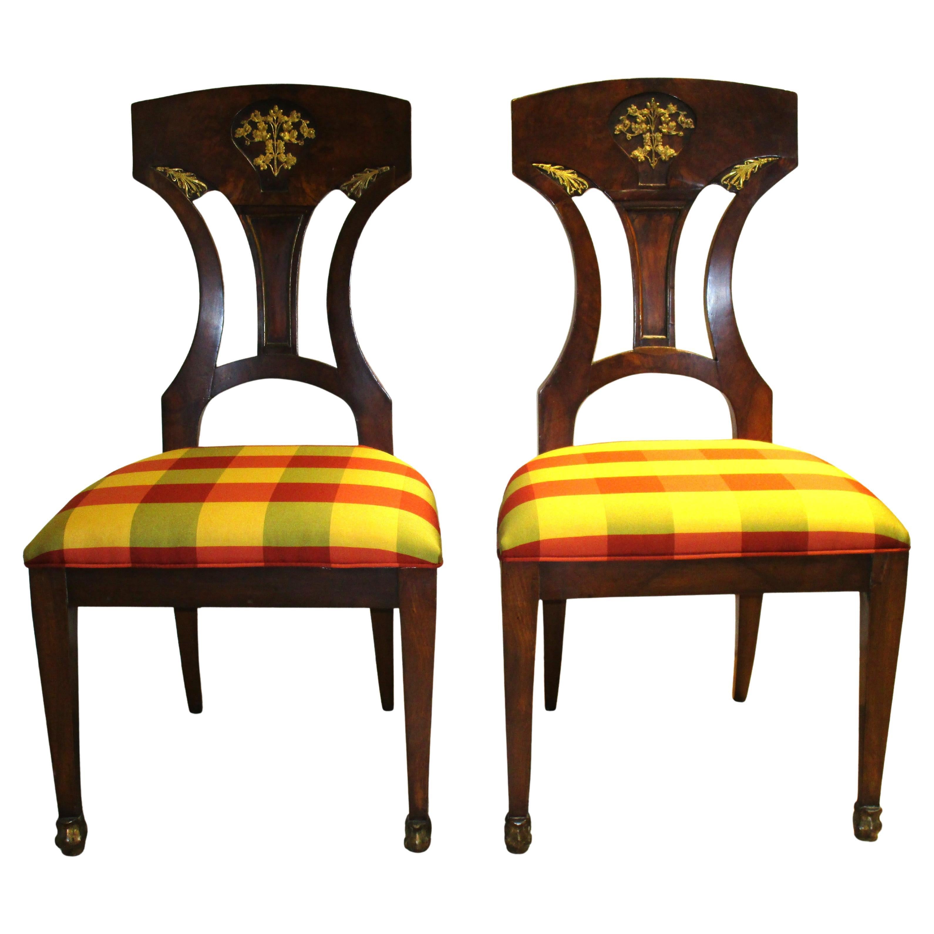Paire de chaises d'appoint russes de style Empire montées en bronze doré, vers 1820-1830