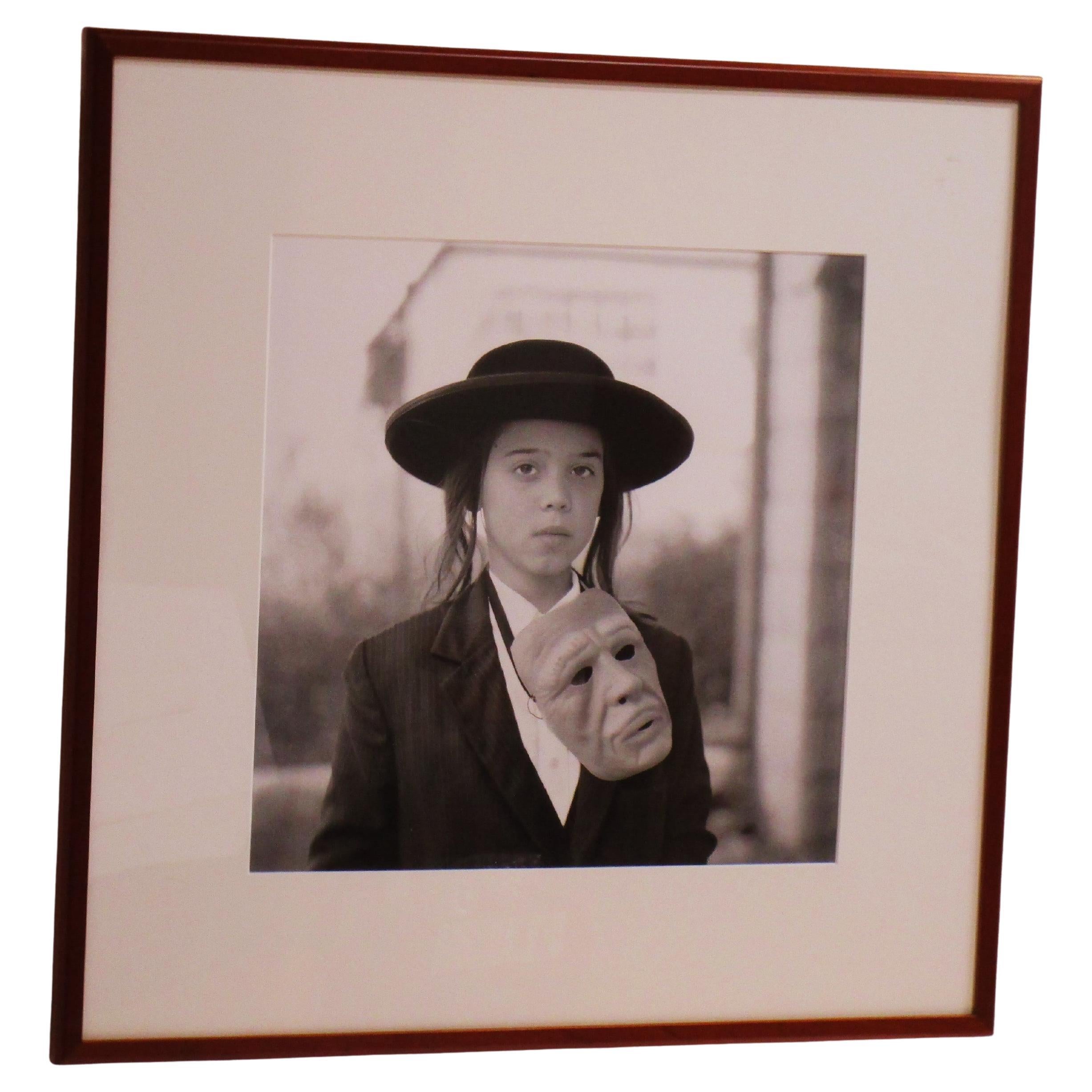 Retrato fotográfico Joven jasídico con máscara al estilo de Diane Arbus en venta