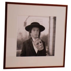 Portrait photographique de jeune garçon hasidic avec masque dans le style de Diane Arbus
